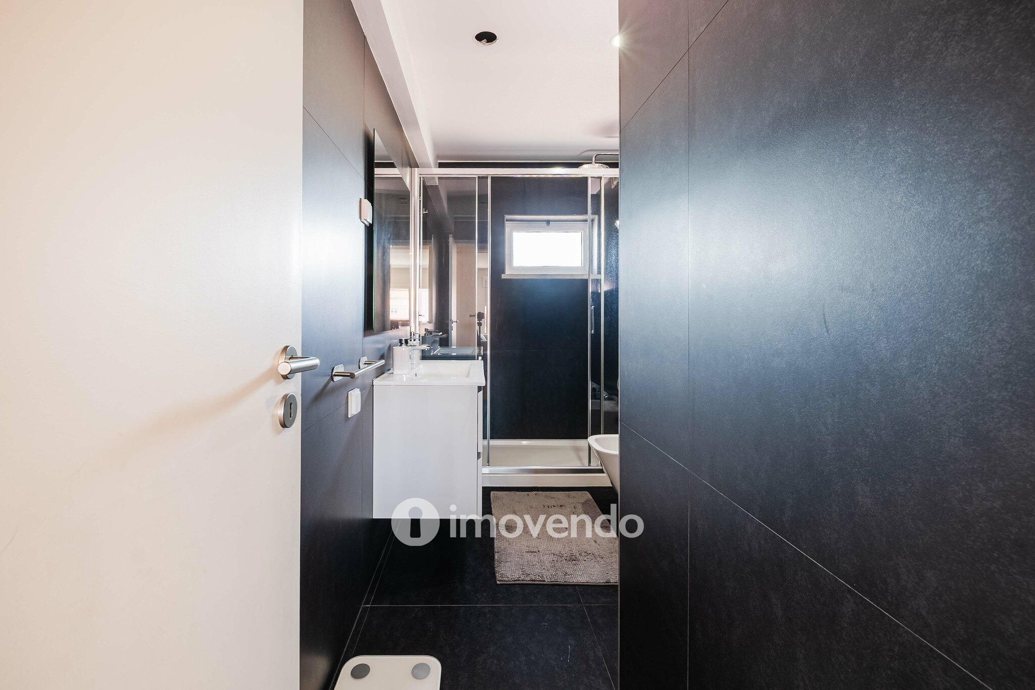 Apartamento T2 com boas áreas e muita luz natural, em Telheiras