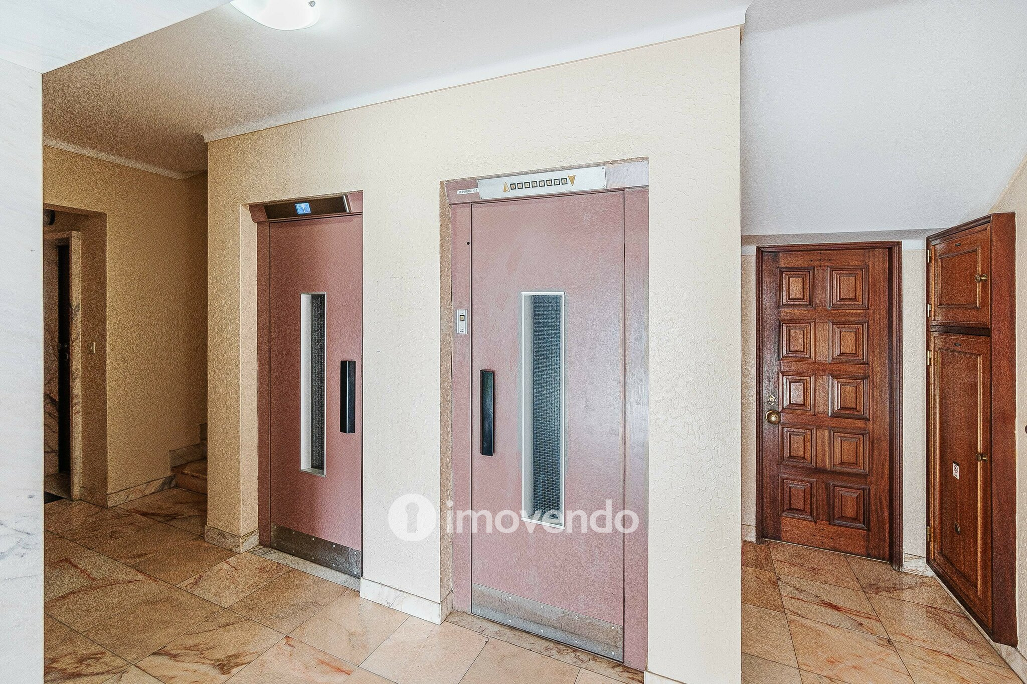 Apartamento T3, com áreas amplas e arrecadação, em Massamá