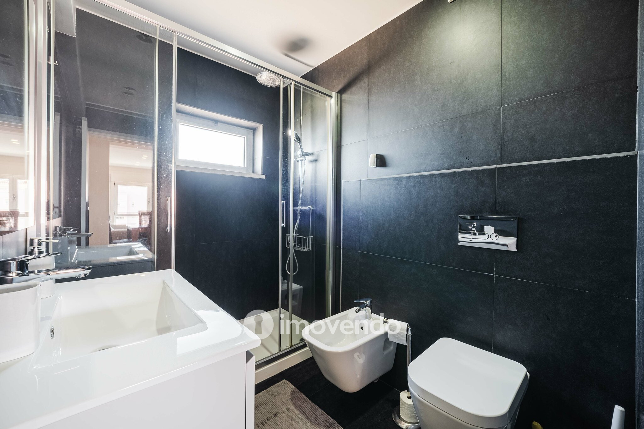 Apartamento T2 com boas áreas e muita luz natural, em Telheiras
