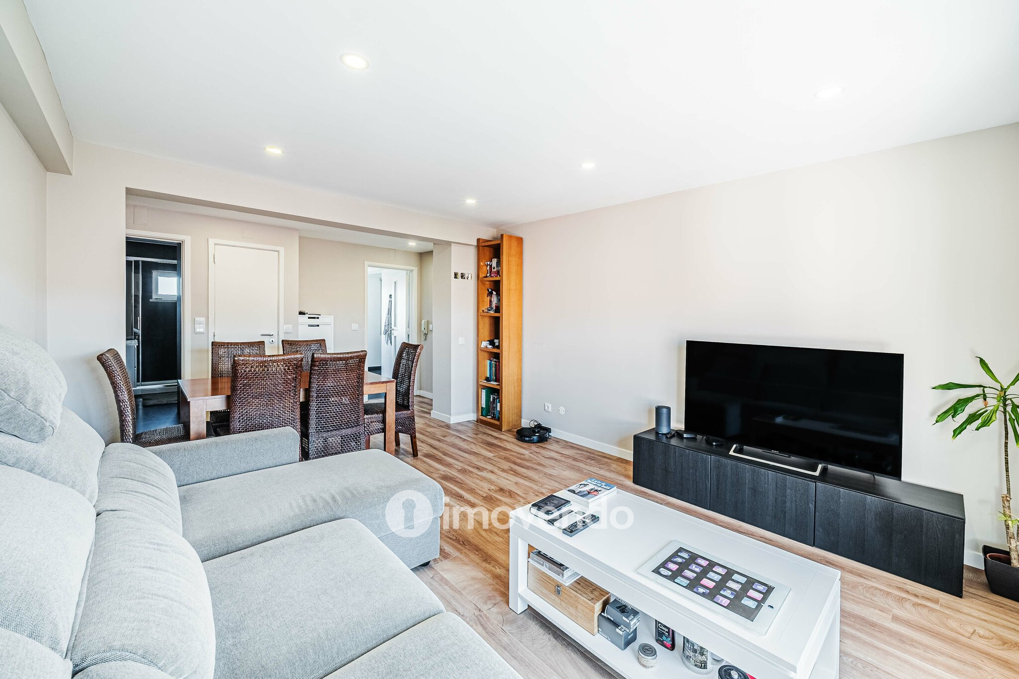 Apartamento T2 com boas áreas e muita luz natural, em Telheiras