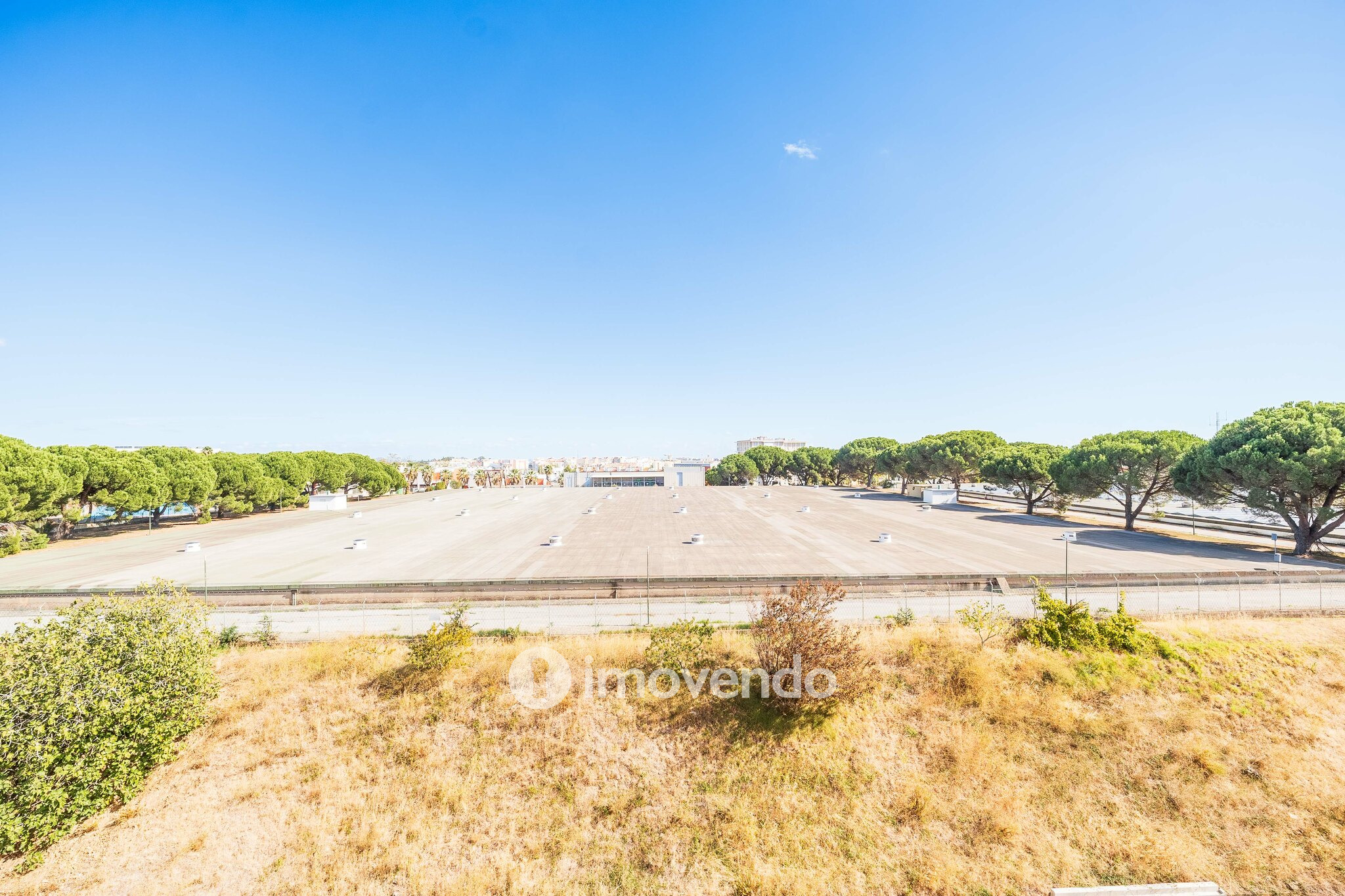 Apartamento T2 com boas áreas e muita luz natural, em Telheiras