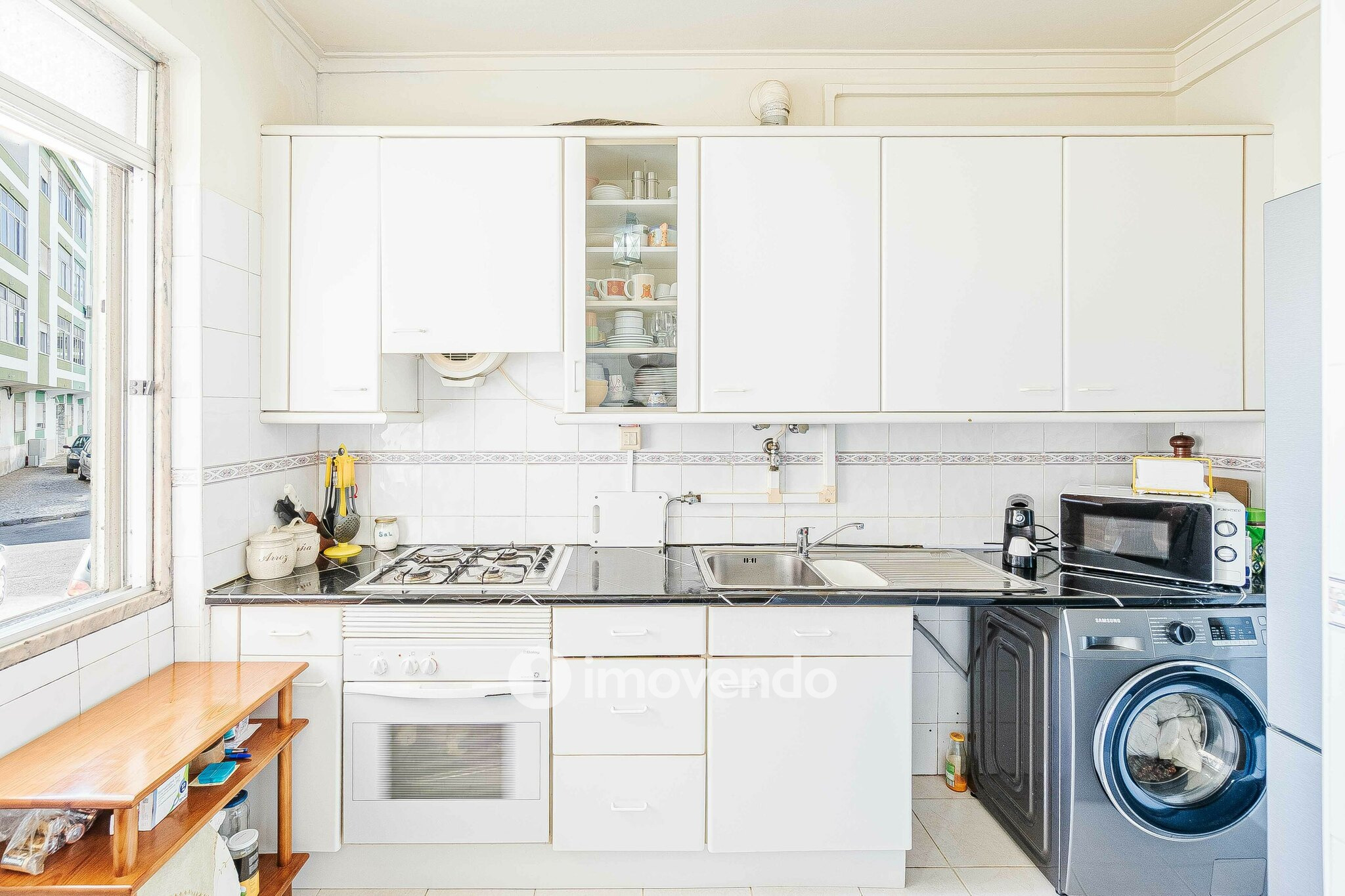 Apartamento T2, com arrecadação, no centro de Corroios