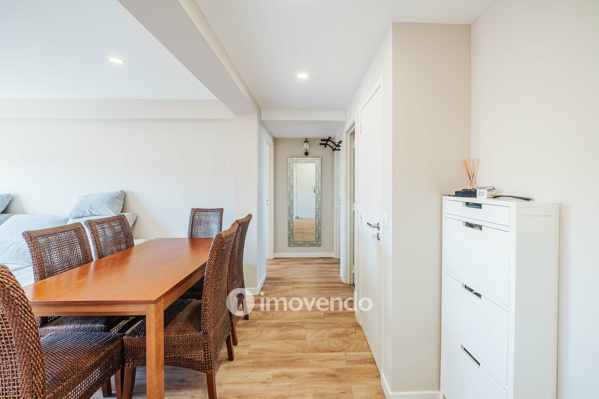 Apartamento T2 com boas áreas e muita luz natural, em Telheiras