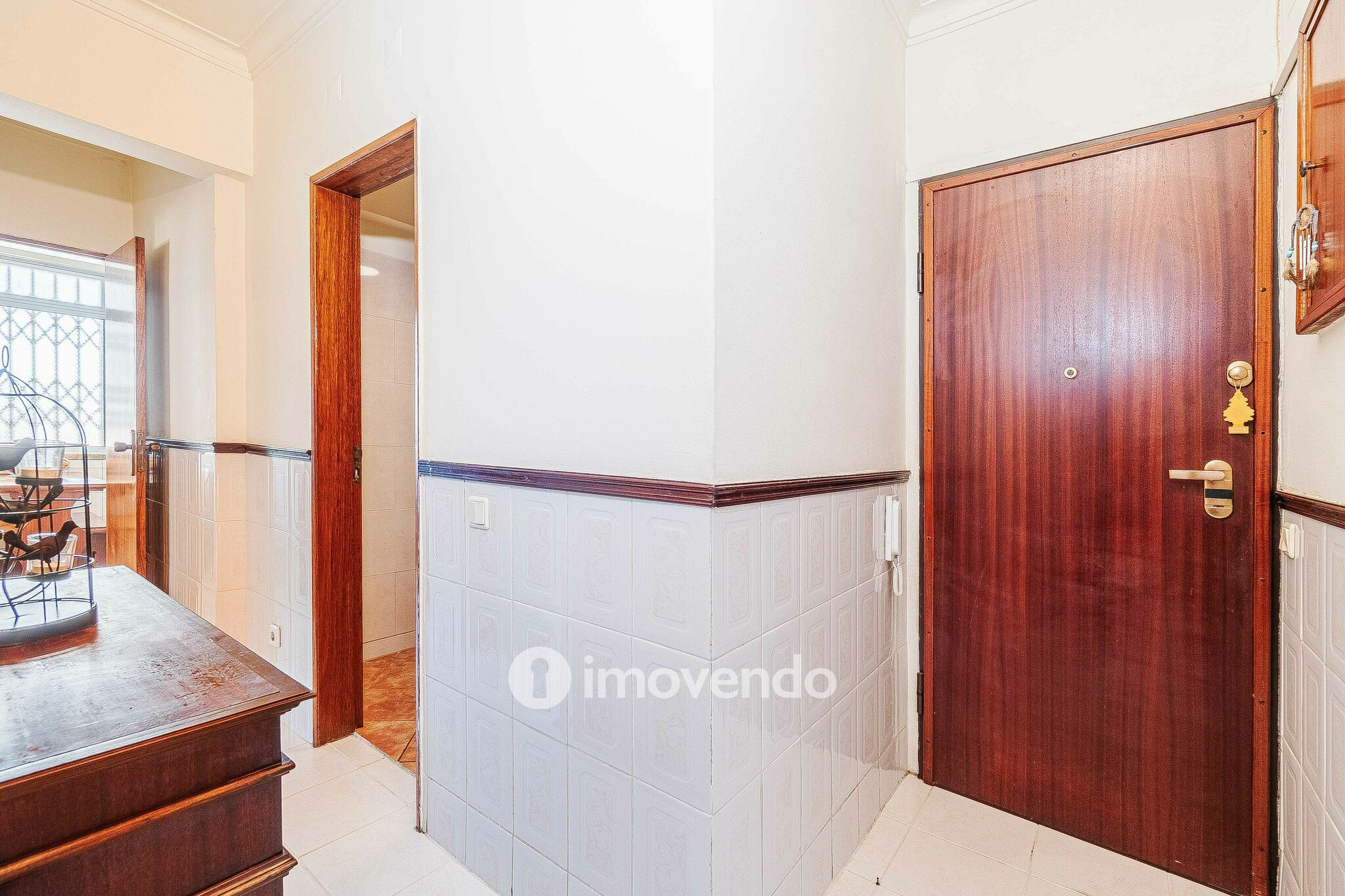 Apartamento T2, com arrecadação, no centro de Corroios