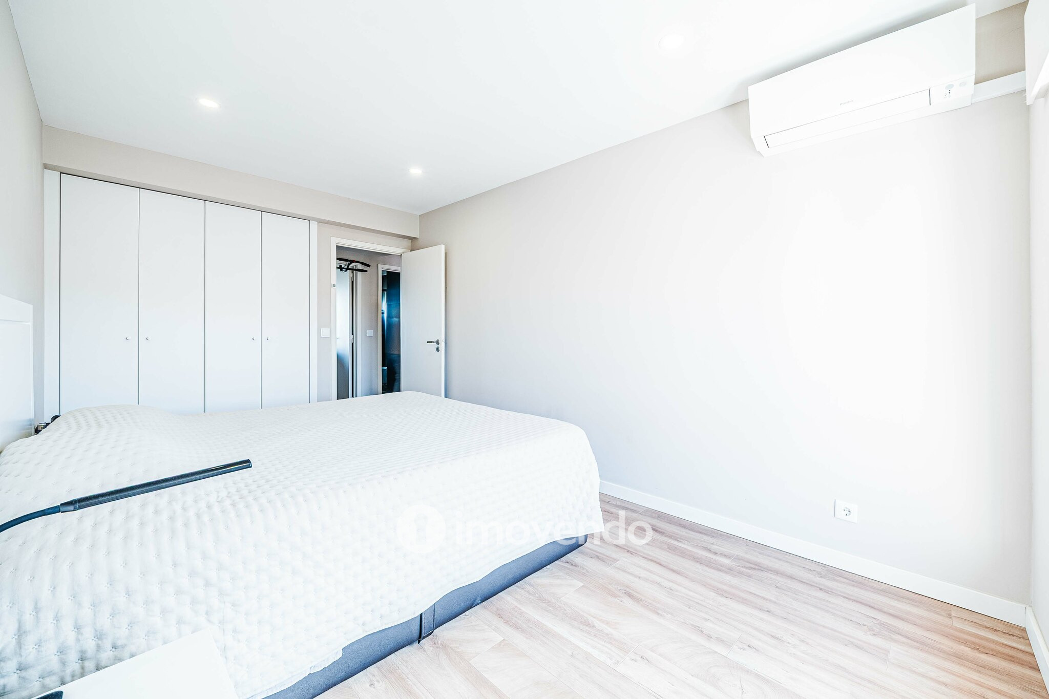 Apartamento T2 com boas áreas e muita luz natural, em Telheiras