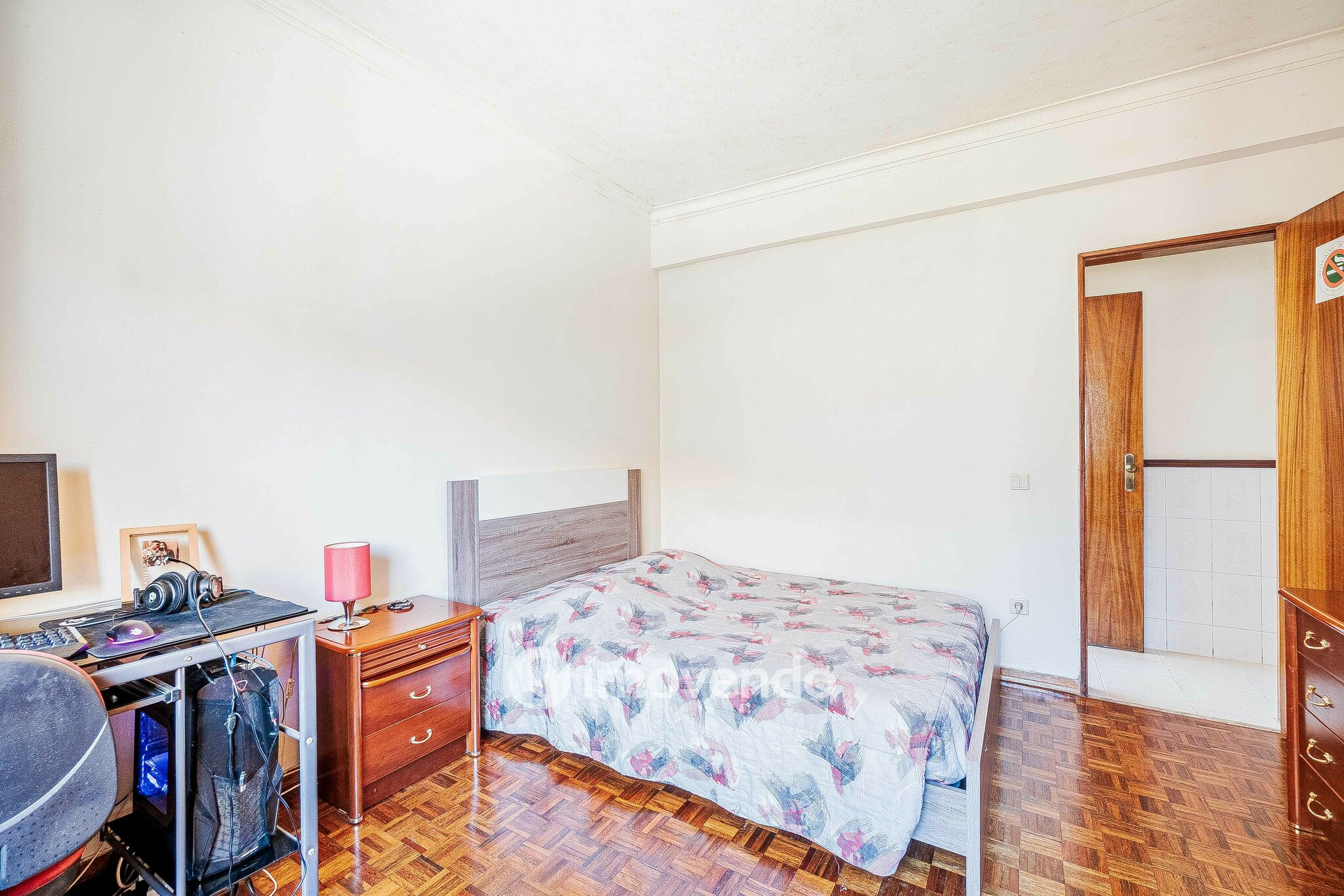 Apartamento T2, com arrecadação, no centro de Corroios