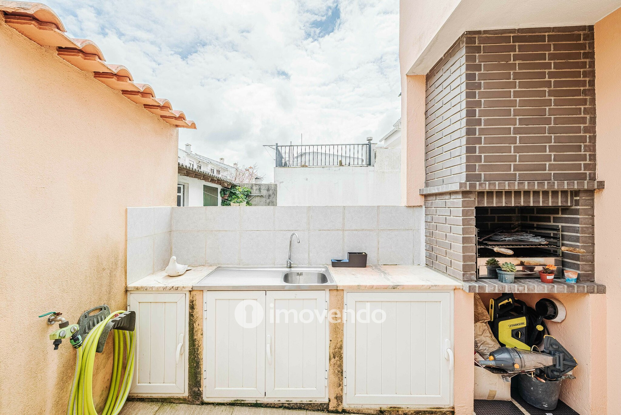 Moradia T4, com anexo e estacionamento, em Lourel, Sintra