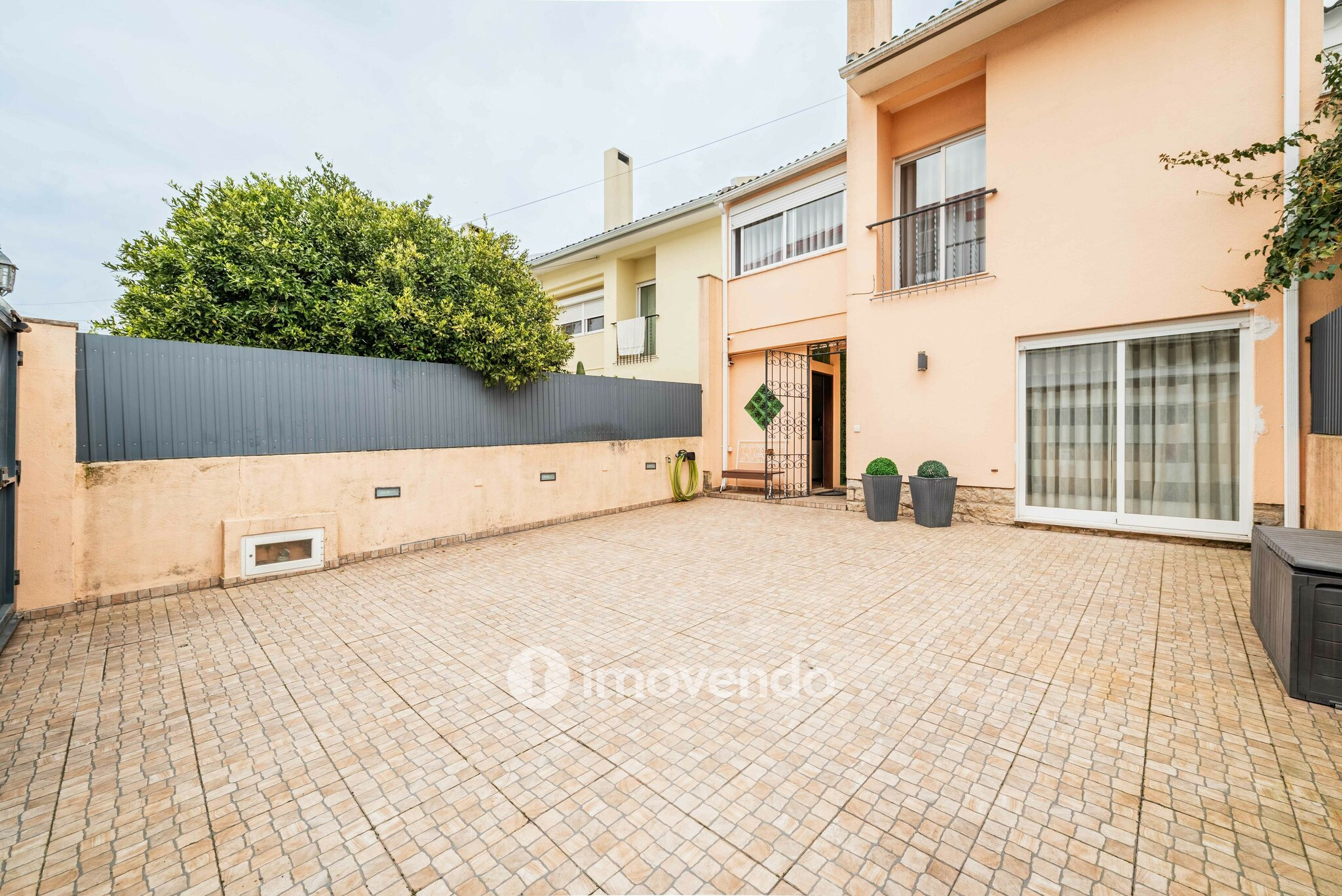 Moradia T4, com anexo e estacionamento, em Lourel, Sintra