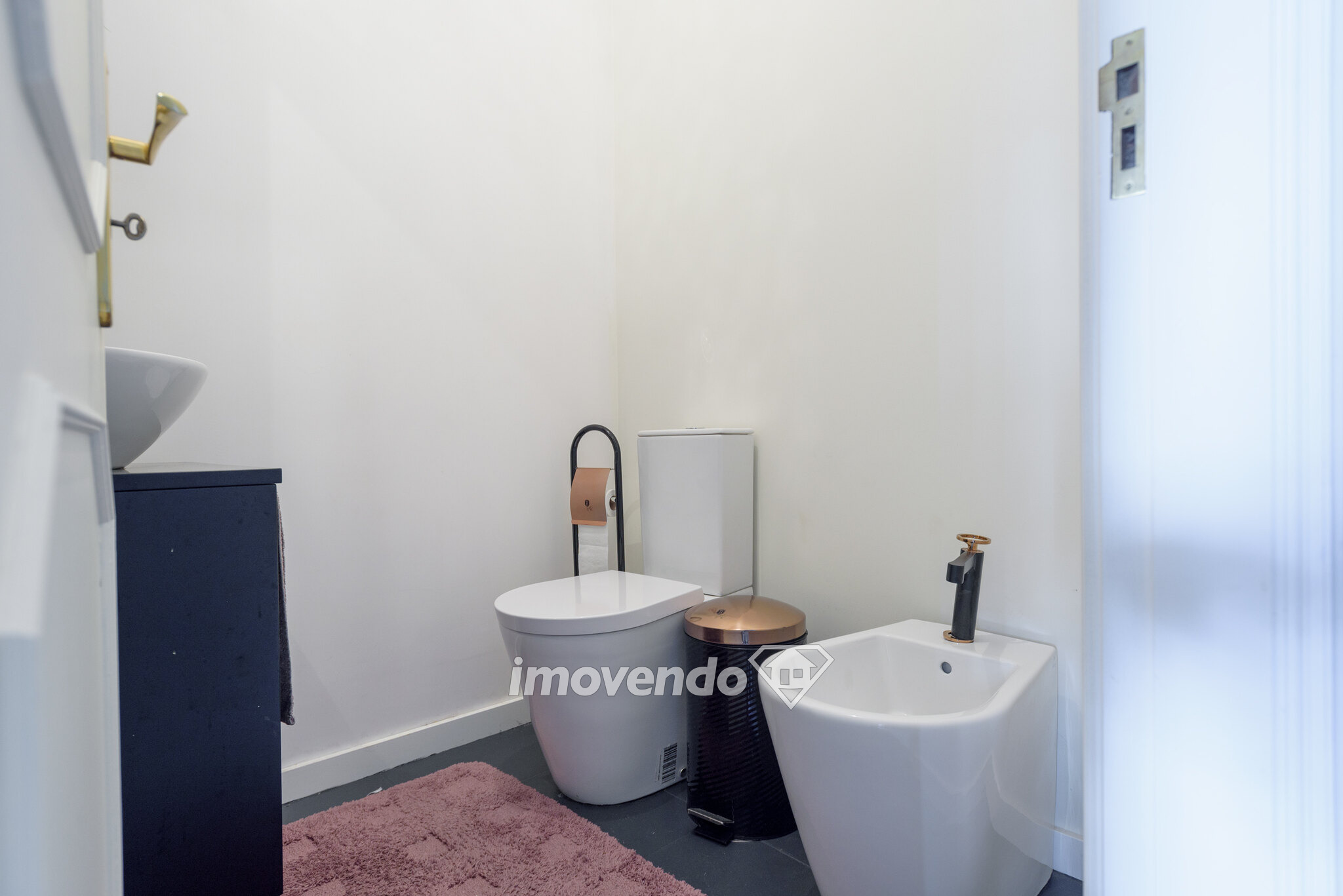 Moradia T4 com garagem, a 3 km da praia, em Leça da Palmeira