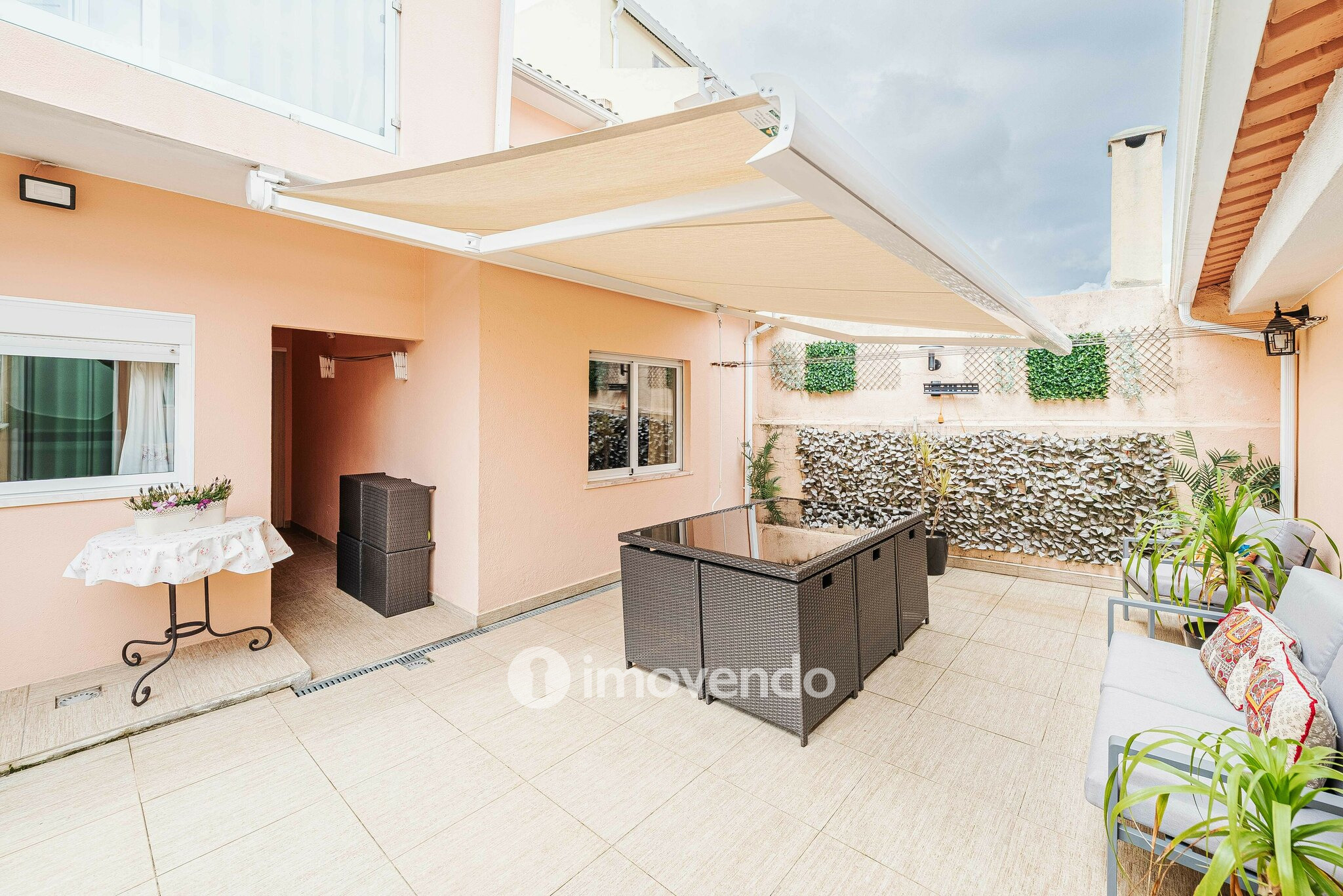 Moradia T4, com anexo e estacionamento, em Lourel, Sintra