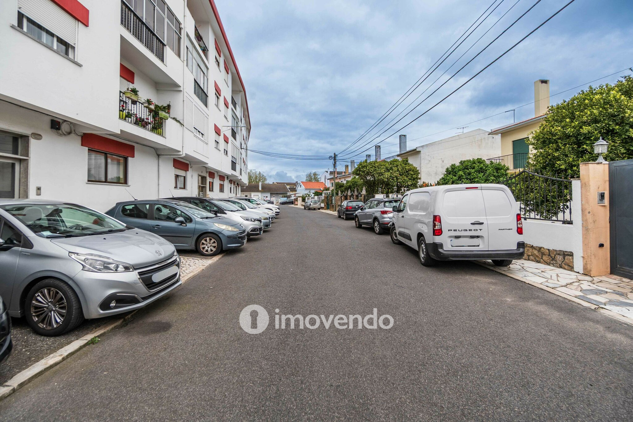 Moradia T4, com anexo e estacionamento, em Lourel, Sintra