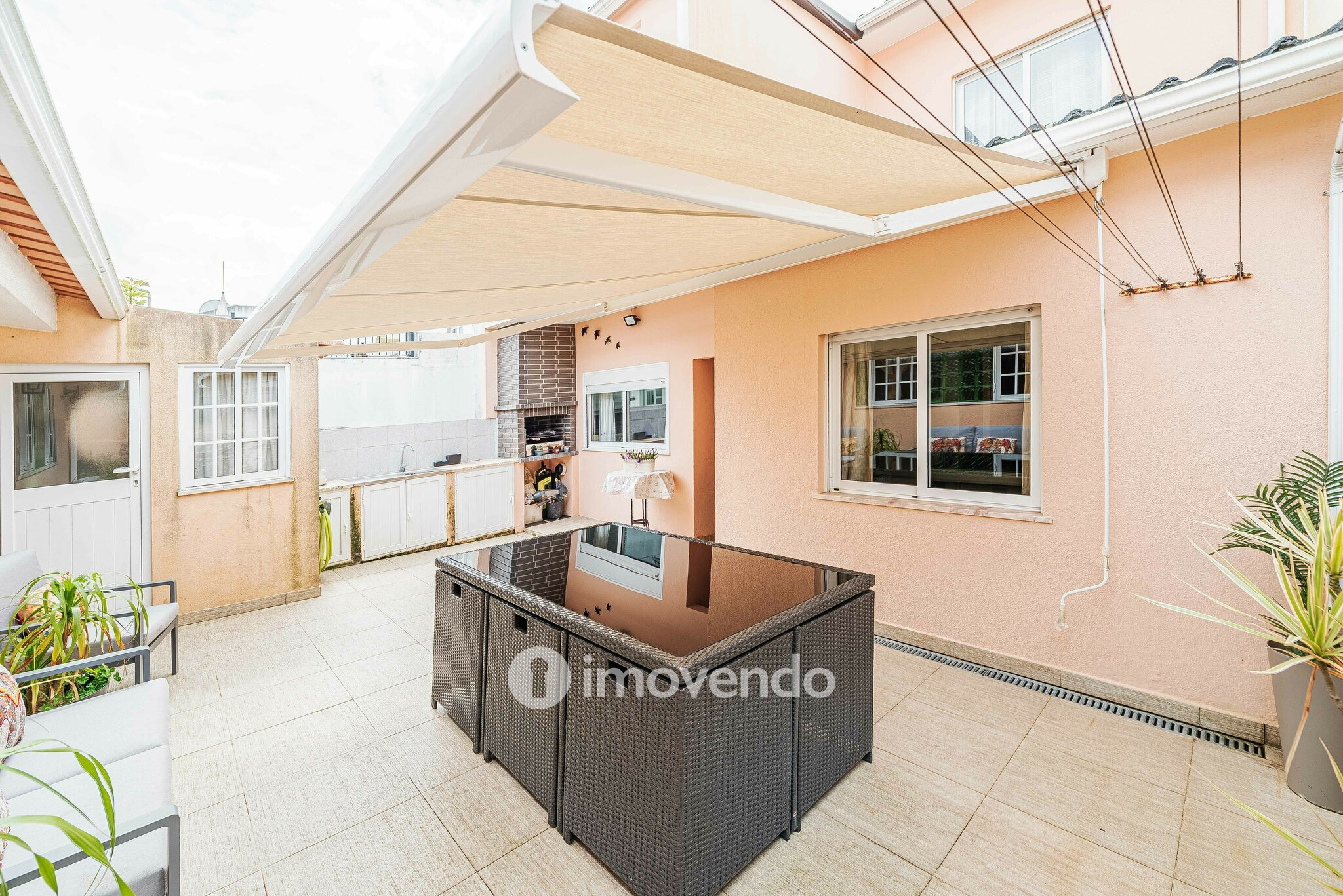 Moradia T4, com anexo e estacionamento, em Lourel, Sintra