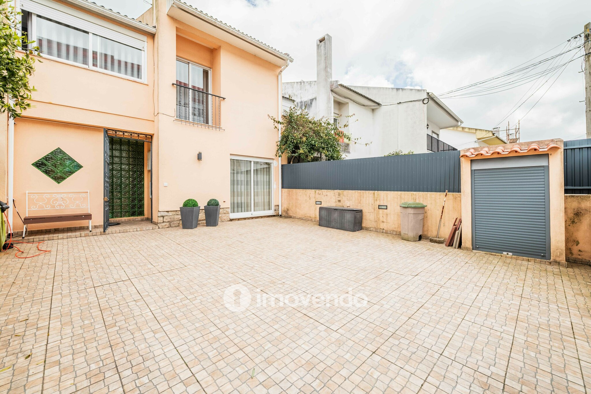 Moradia T4, com anexo e estacionamento, em Lourel, Sintra