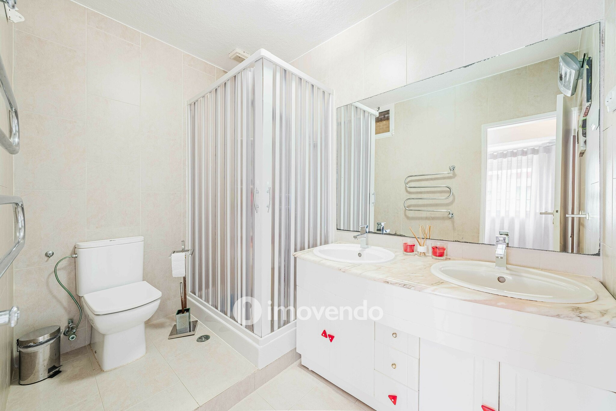 Moradia T4, com anexo e estacionamento, em Lourel, Sintra