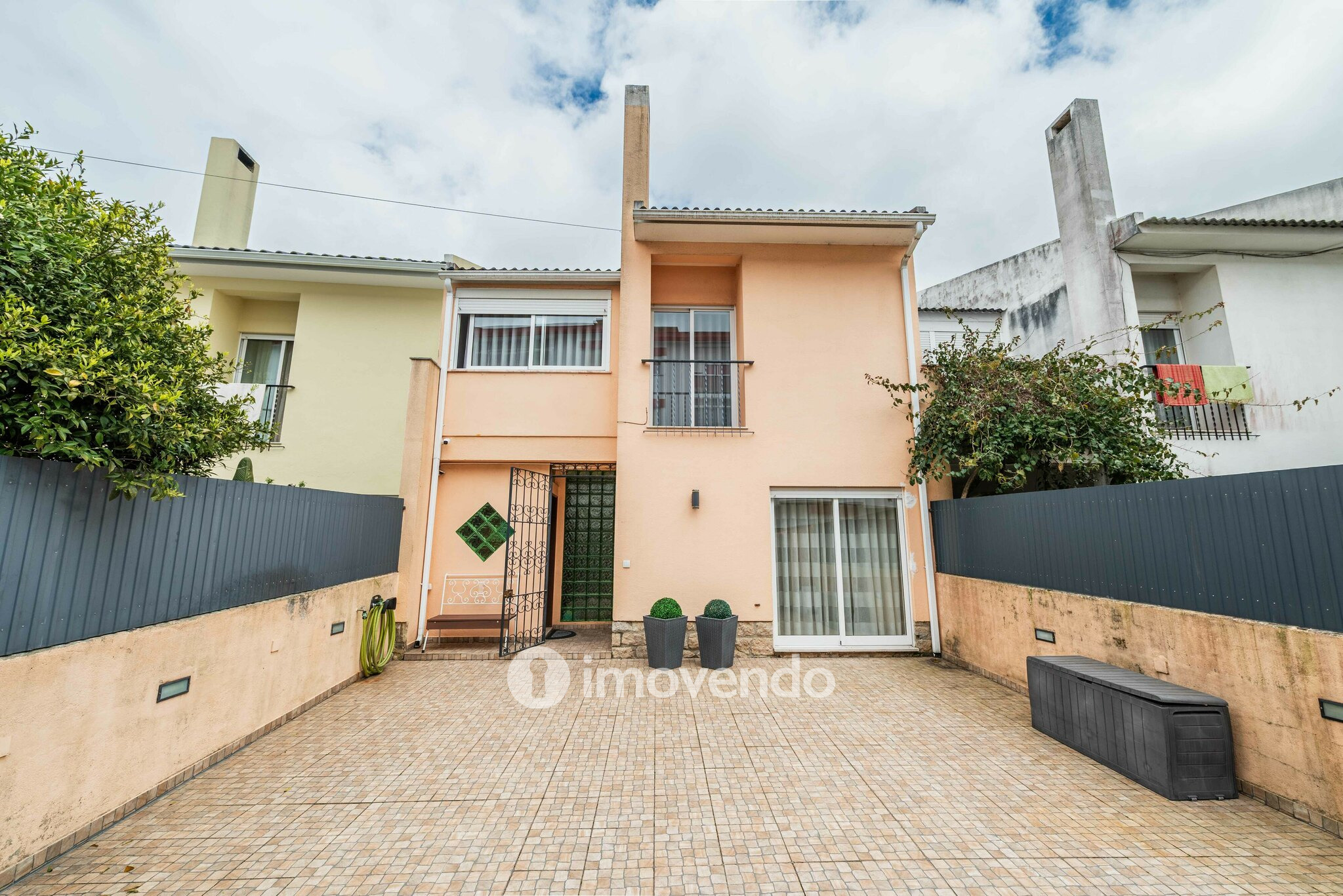 Moradia T4, com anexo e estacionamento, em Lourel, Sintra