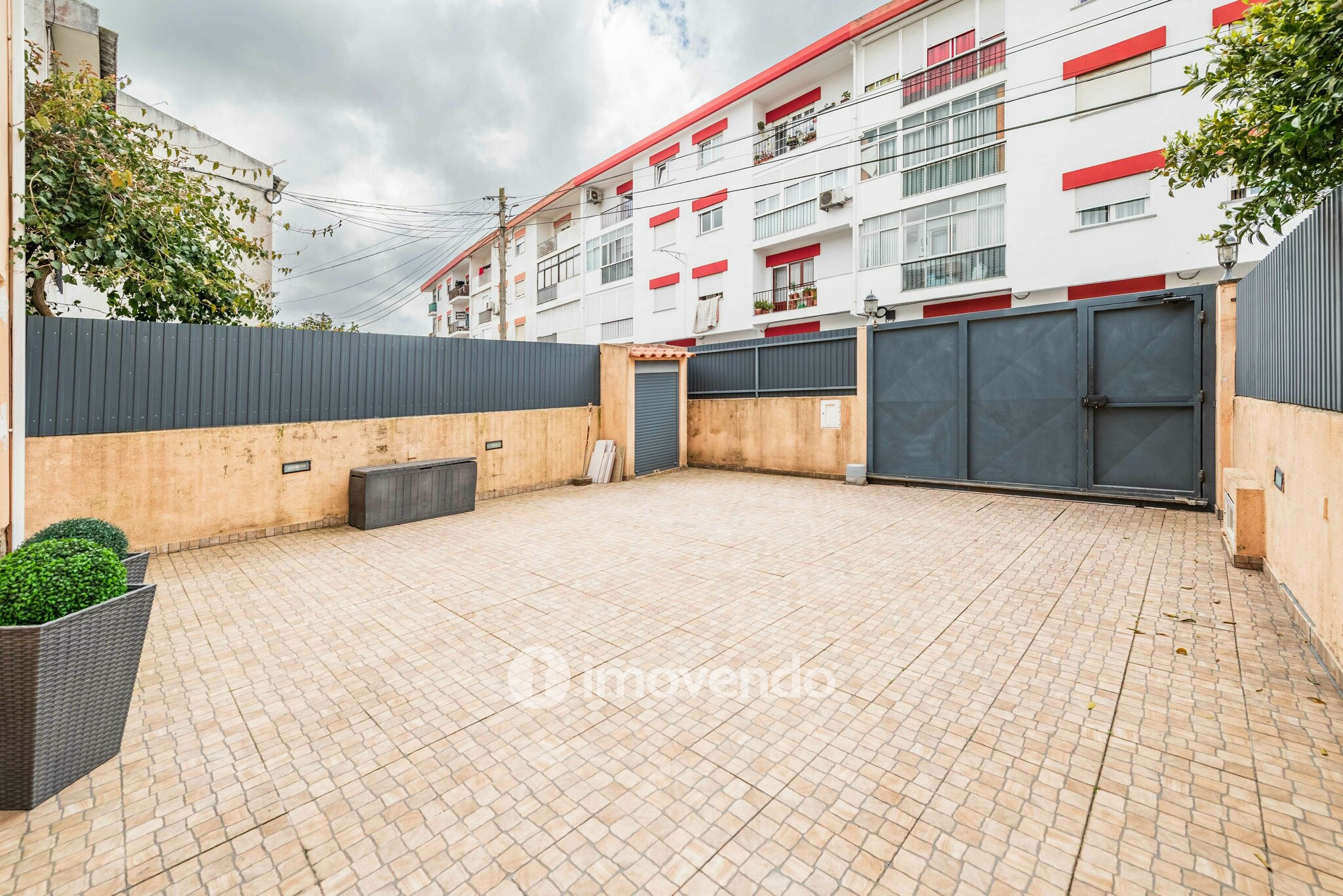 Moradia T4, com anexo e estacionamento, em Lourel, Sintra