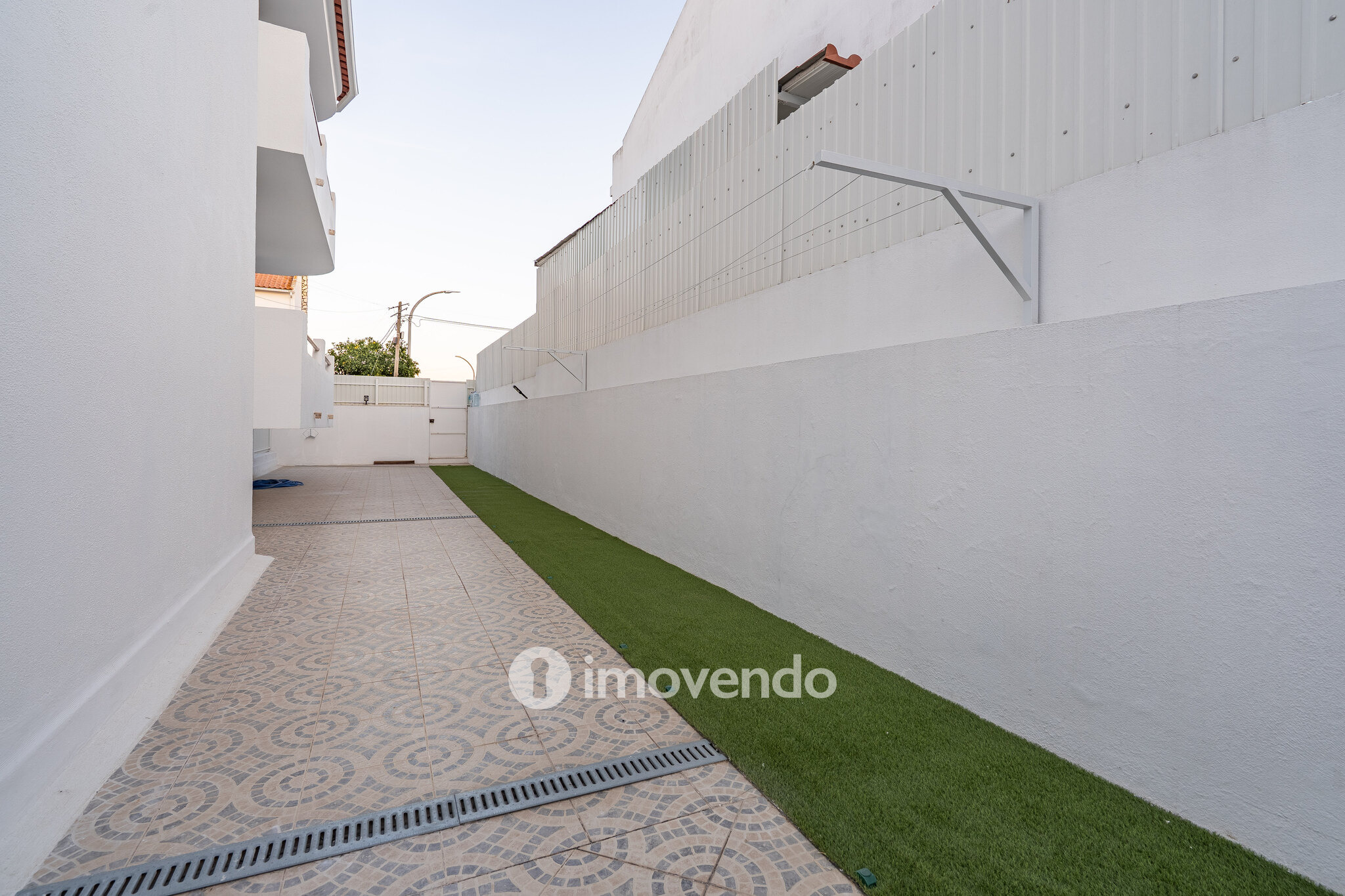 Andar de Moradia T3, com estacionamento, no Vale da Amoreira