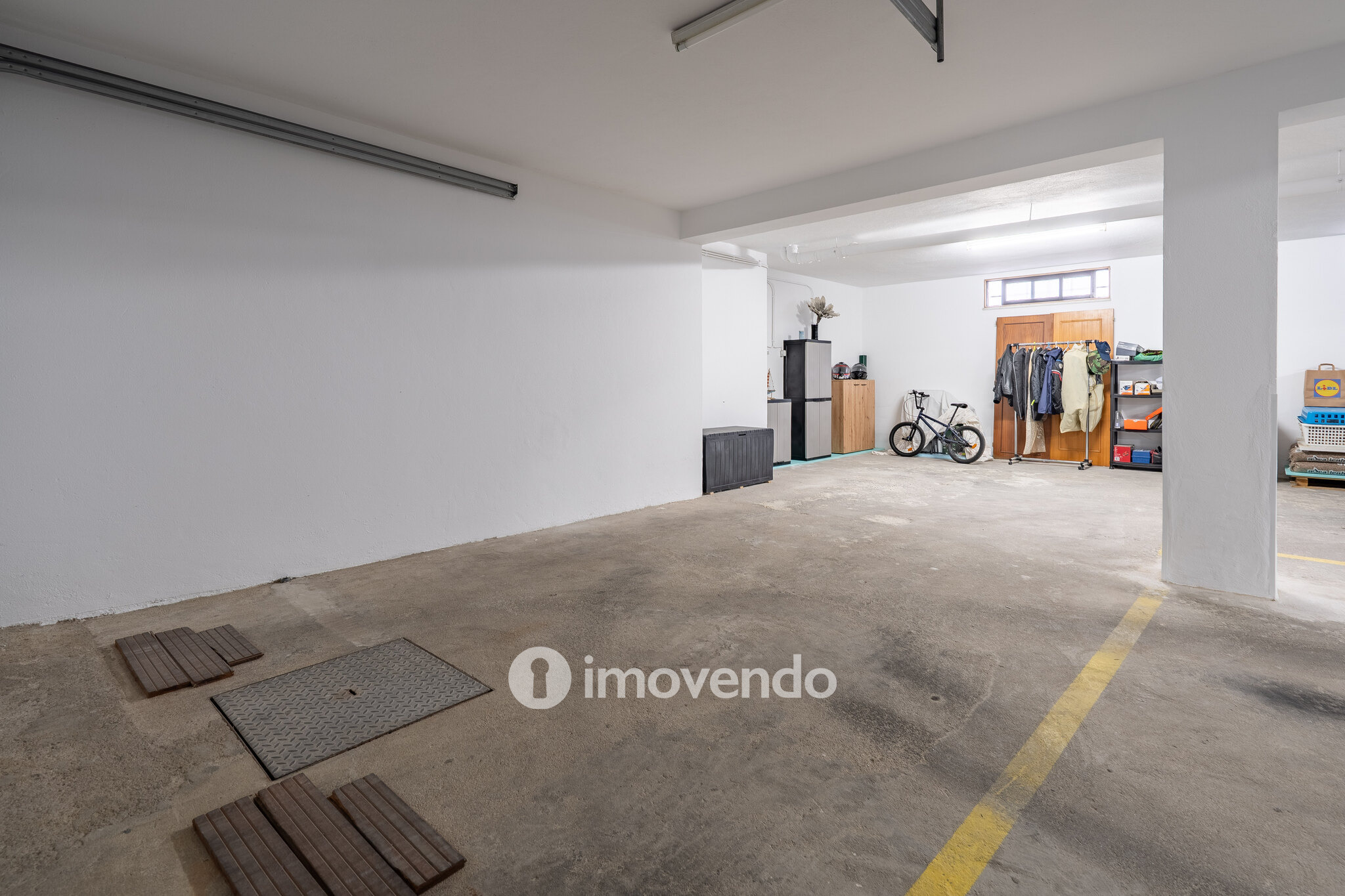 Andar de Moradia T3, com estacionamento, no Vale da Amoreira