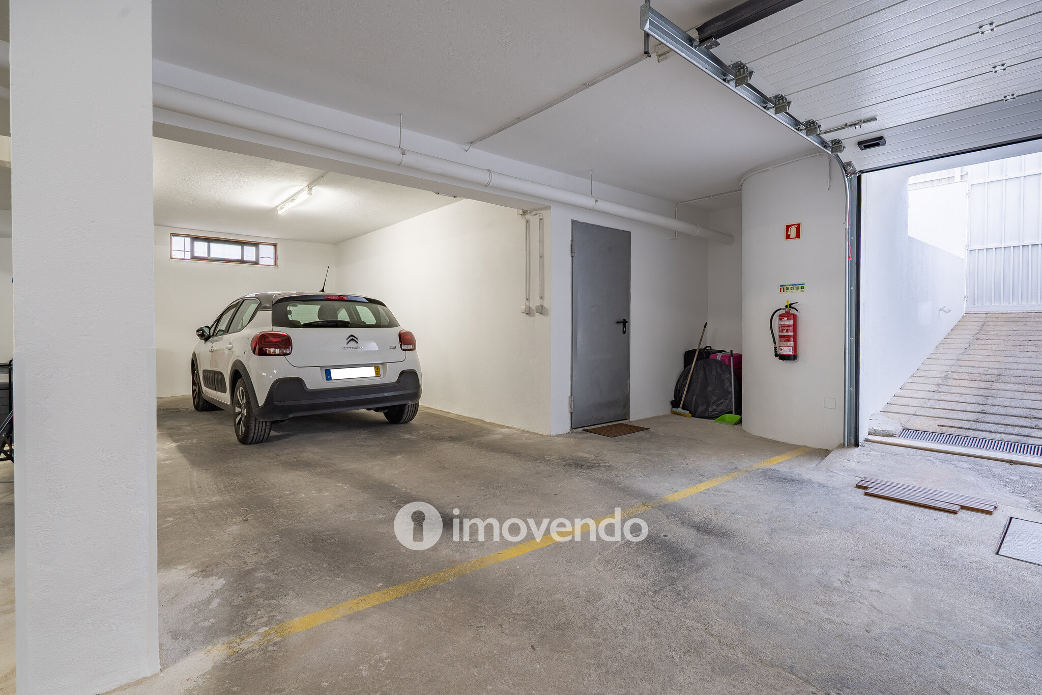 Andar de Moradia T3, com estacionamento, no Vale da Amoreira