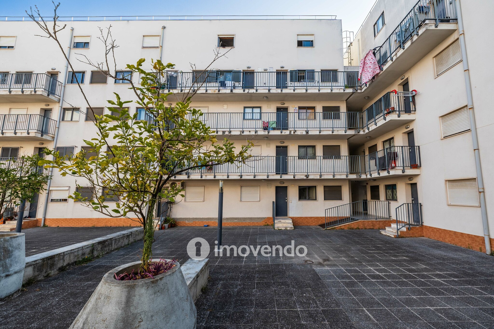 Apartamento T2 com cozinha equipada e estacionamento, na Ameixoeira