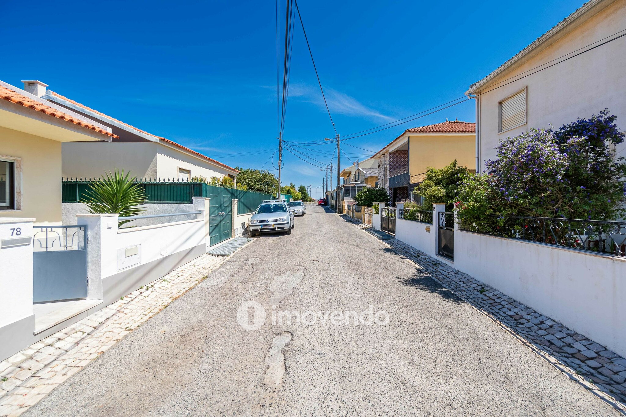 Moradia T2+1, totalmente remodelada, em São Domingos de Rana