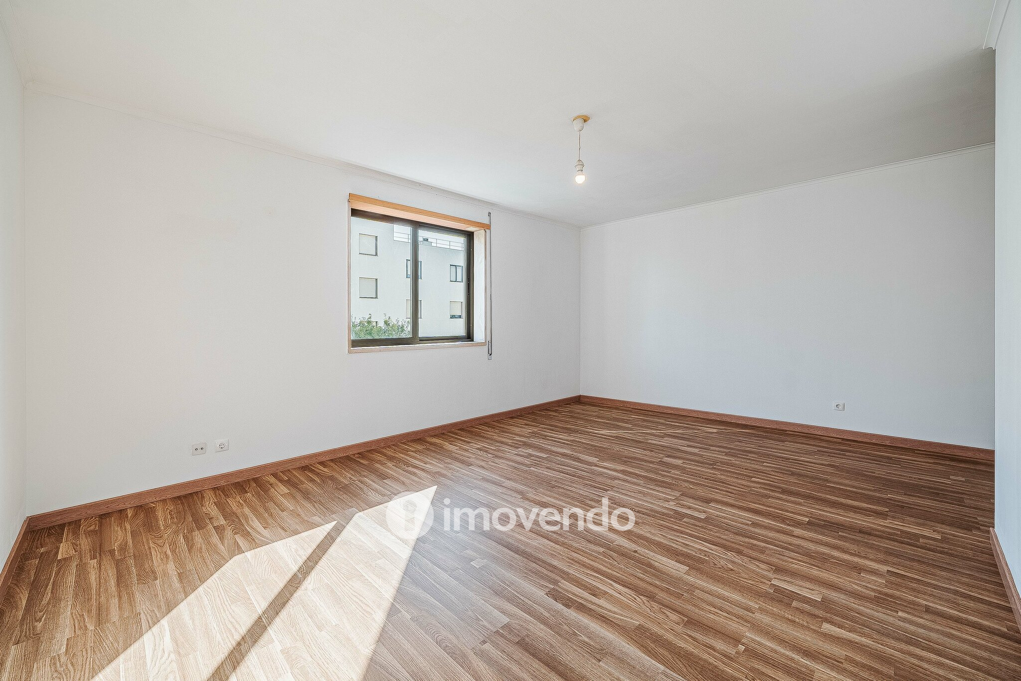 Apartamento T2 com cozinha equipada e estacionamento, na Ameixoeira