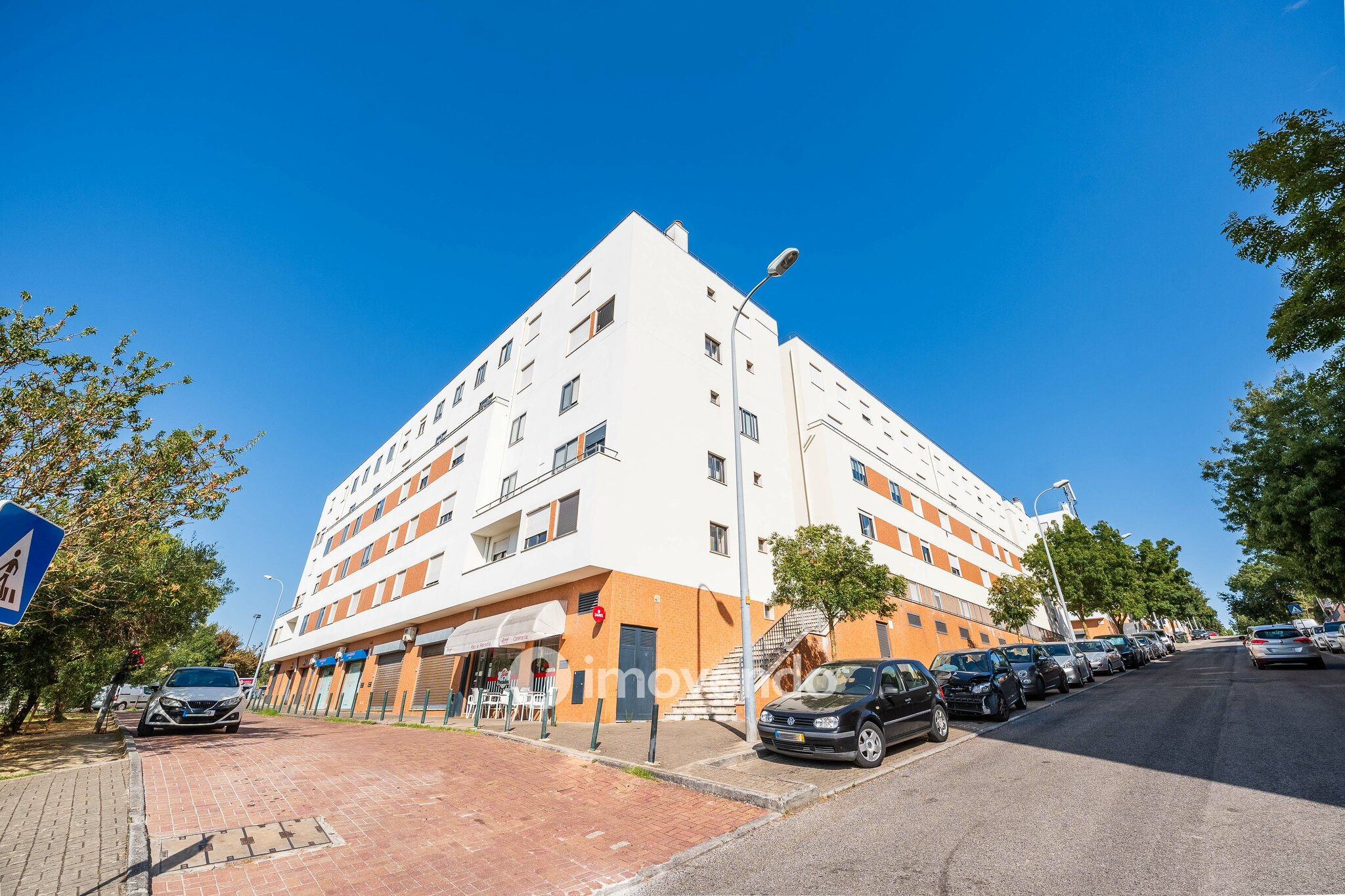 Apartamento T2 com cozinha equipada e estacionamento, na Ameixoeira