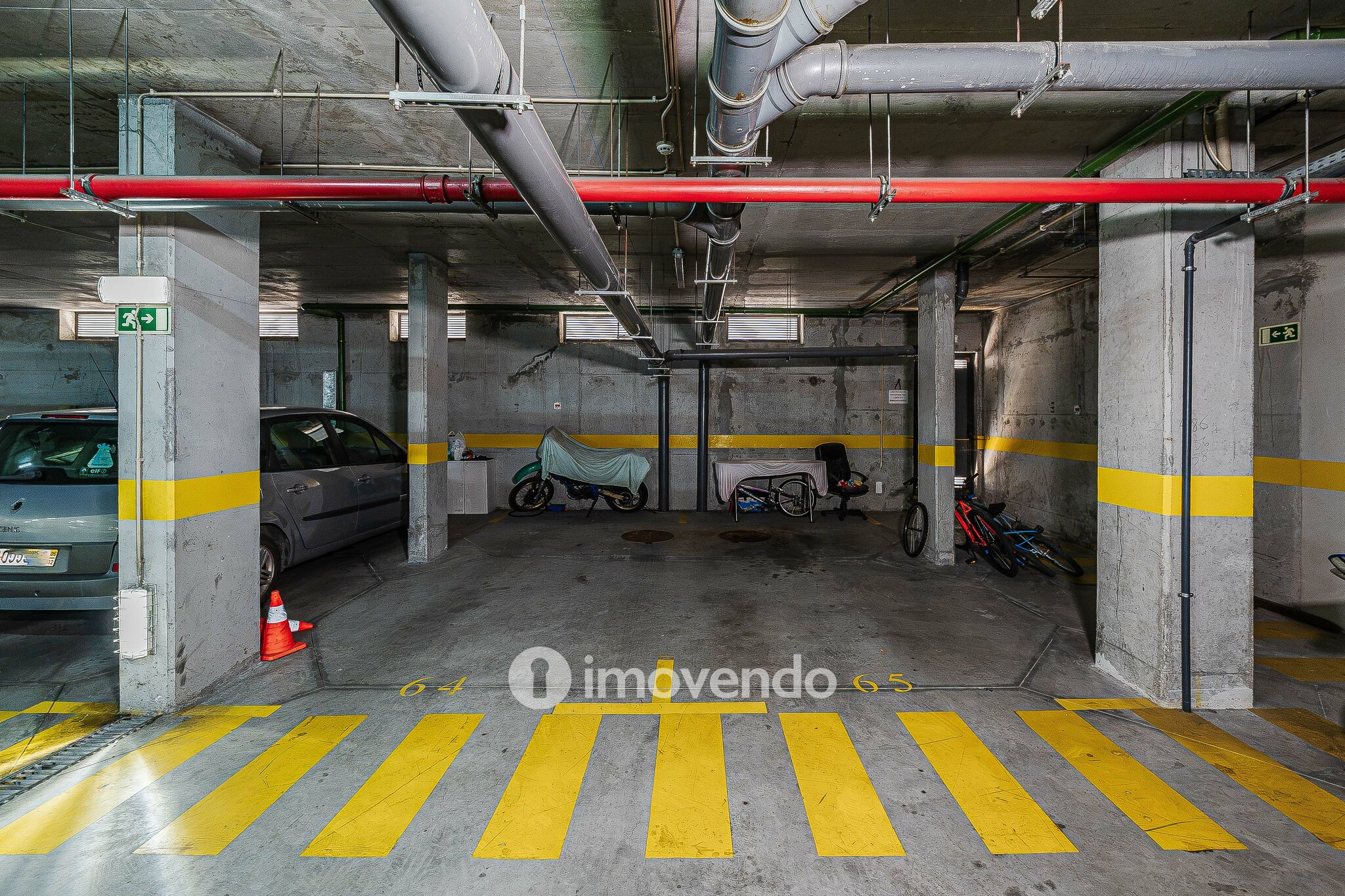 Apartamento T2 com cozinha equipada e estacionamento, na Ameixoeira