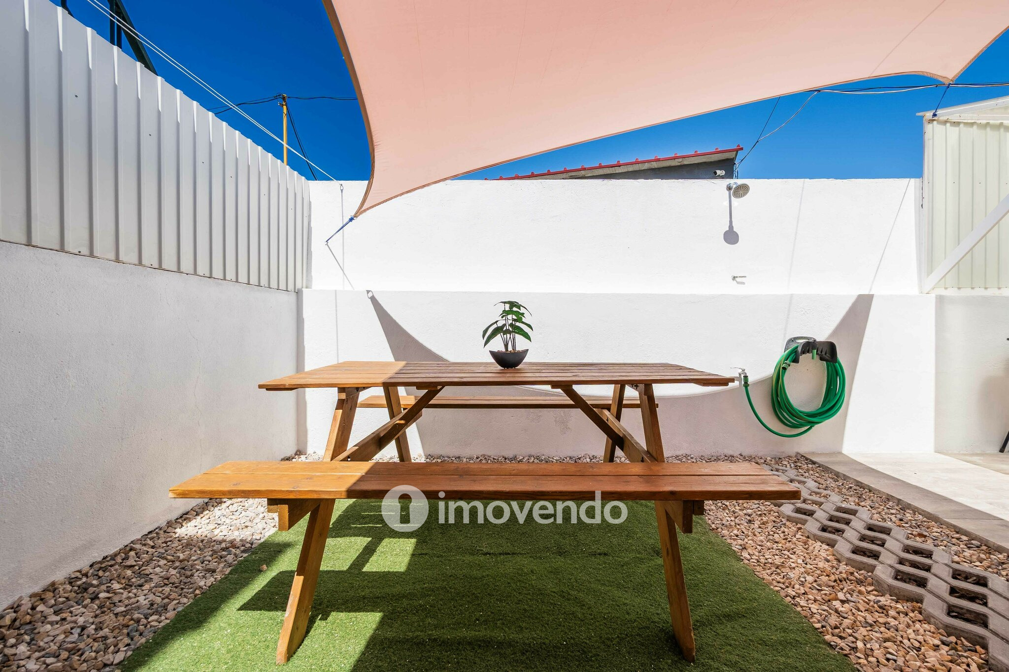 Moradia T2+1, totalmente remodelada, em São Domingos de Rana