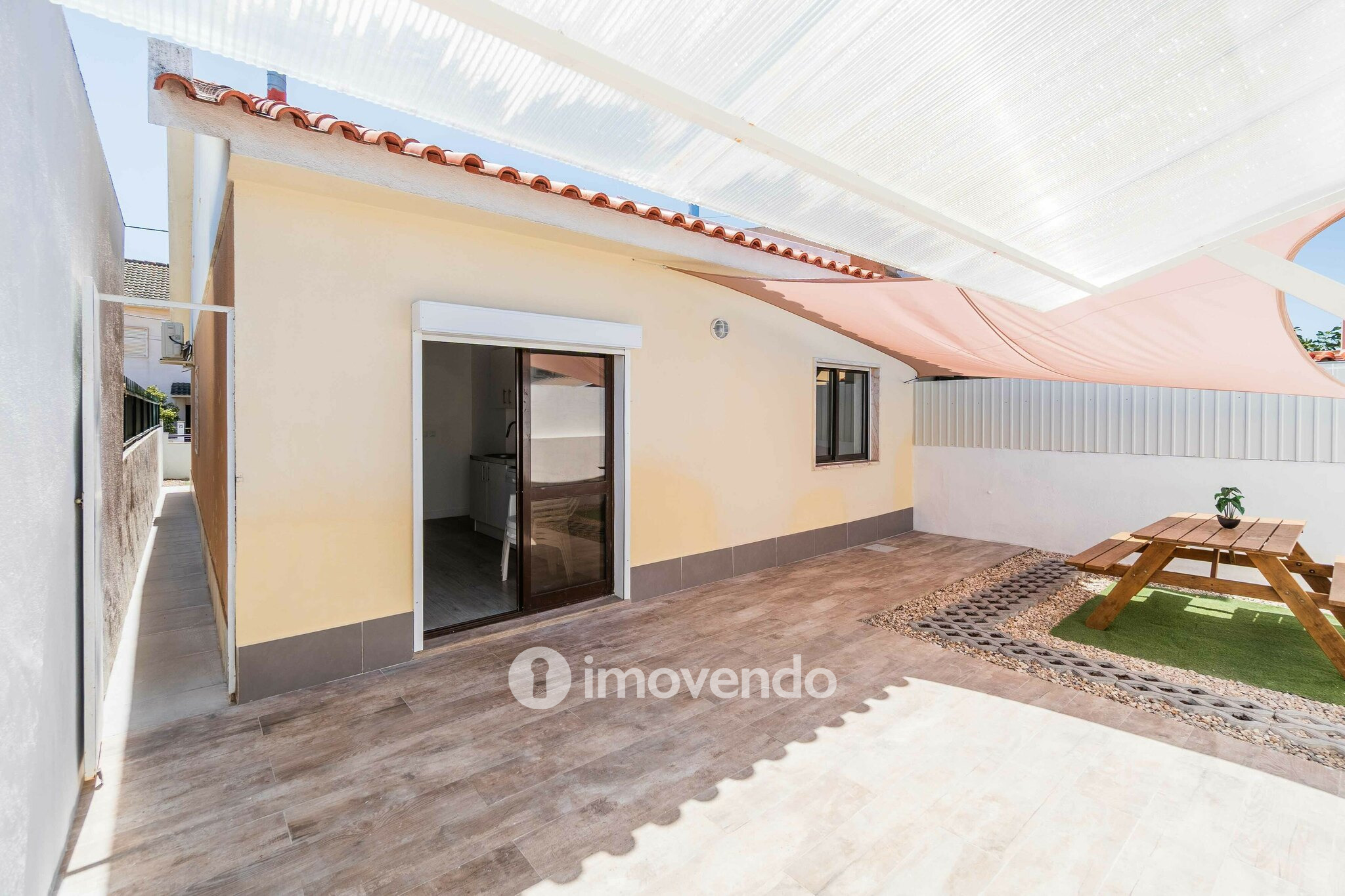 Moradia T2+1, totalmente remodelada, em São Domingos de Rana