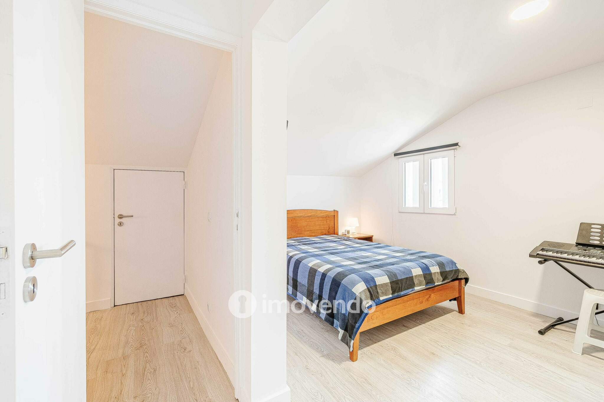 Moradia T2+1, totalmente remodelada, em São Domingos de Rana