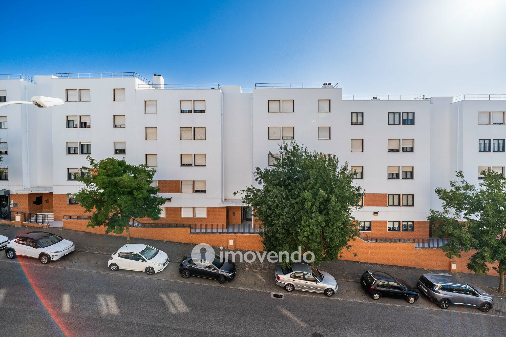 Apartamento T2 com cozinha equipada e estacionamento, na Ameixoeira