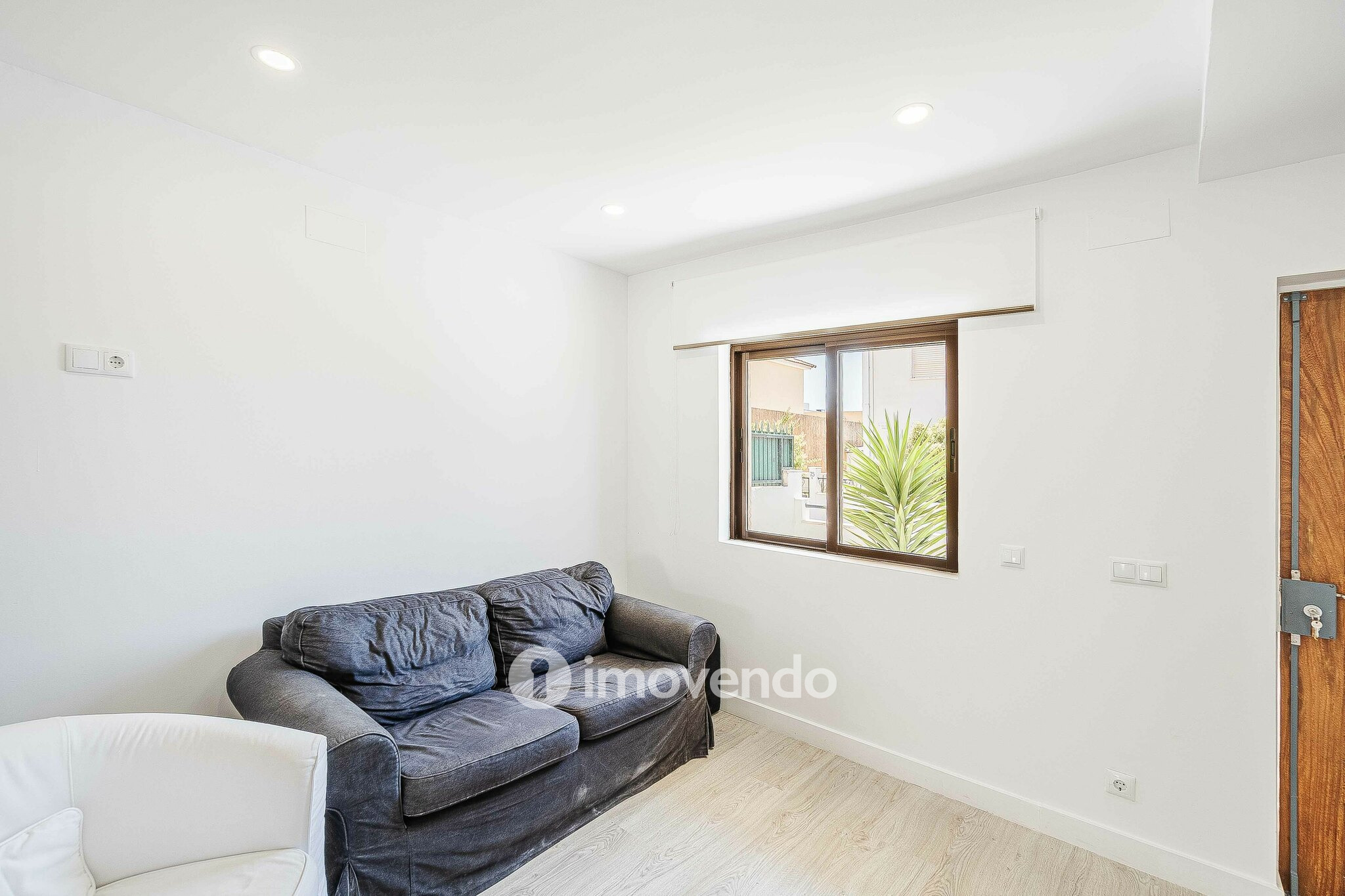 Moradia T2+1, totalmente remodelada, em São Domingos de Rana