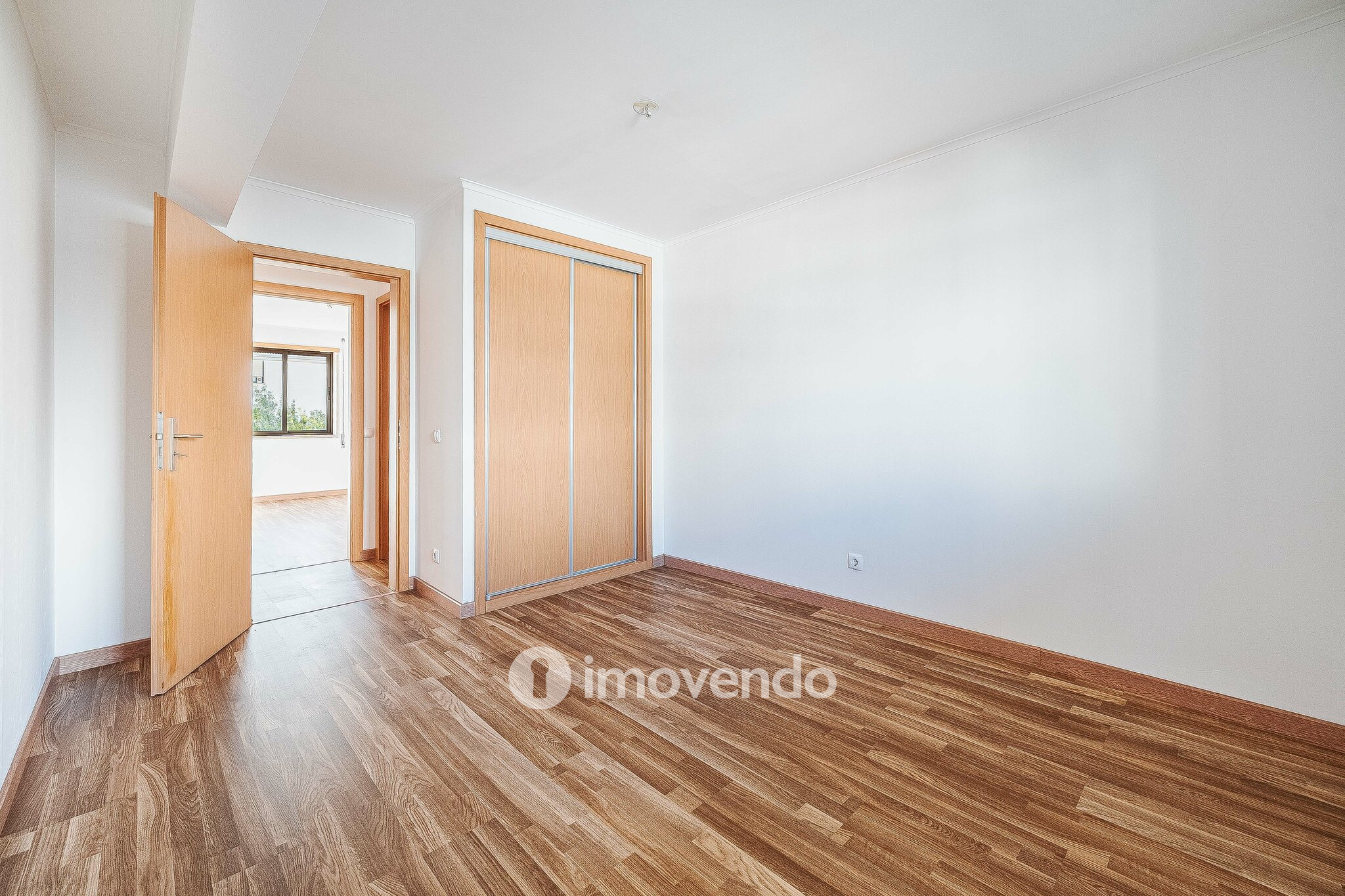 Apartamento T2 com cozinha equipada e estacionamento, na Ameixoeira