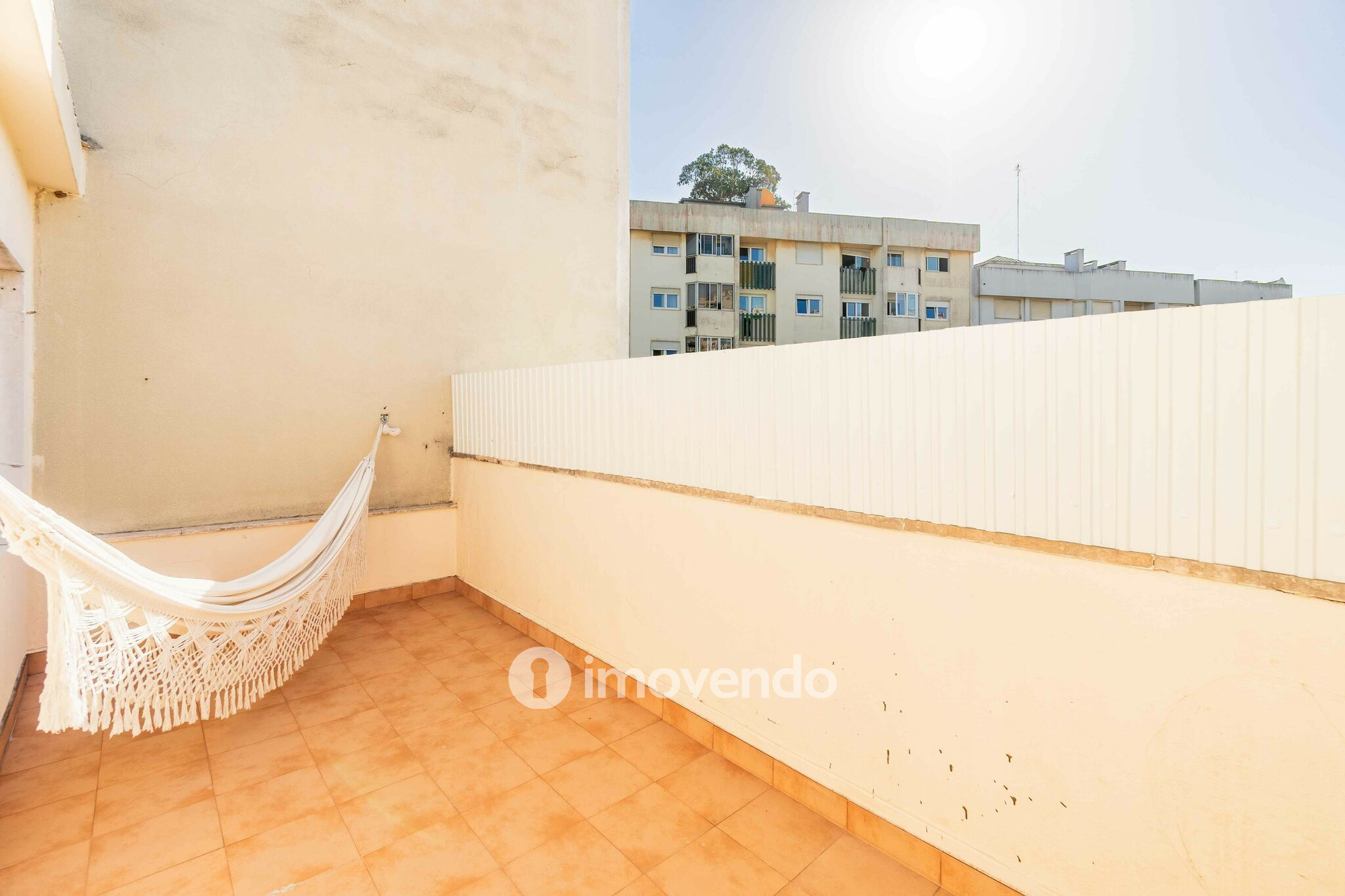Apartamento T1+1 com terraço de 27m², no Pendão, em Queluz