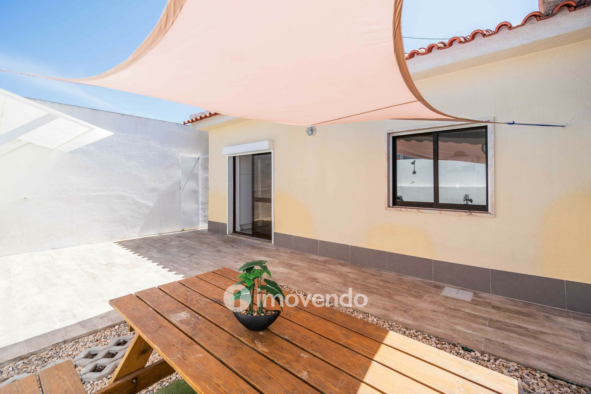 Moradia T2+1, totalmente remodelada, em São Domingos de Rana