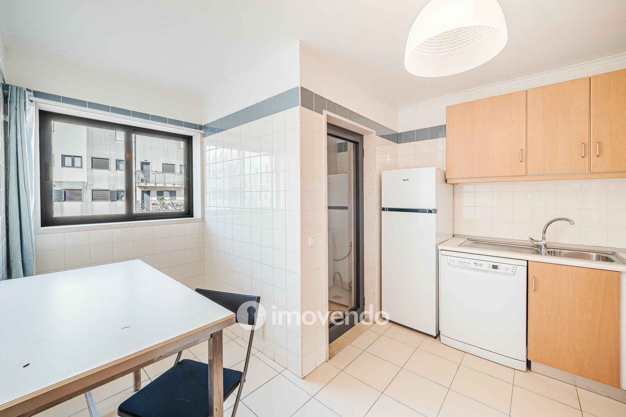 Apartamento T2 com cozinha equipada e estacionamento, na Ameixoeira