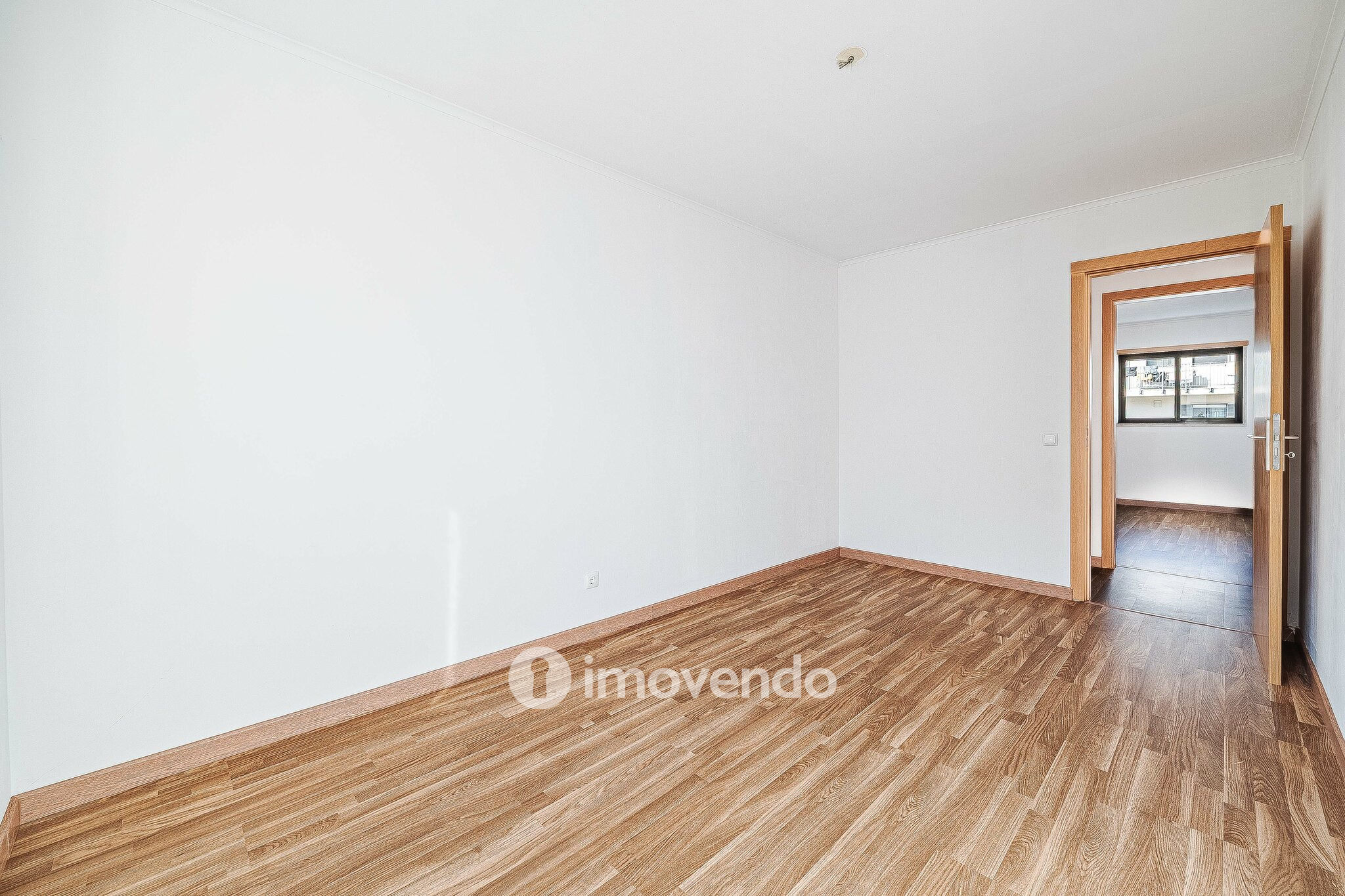 Apartamento T2 com cozinha equipada e estacionamento, na Ameixoeira
