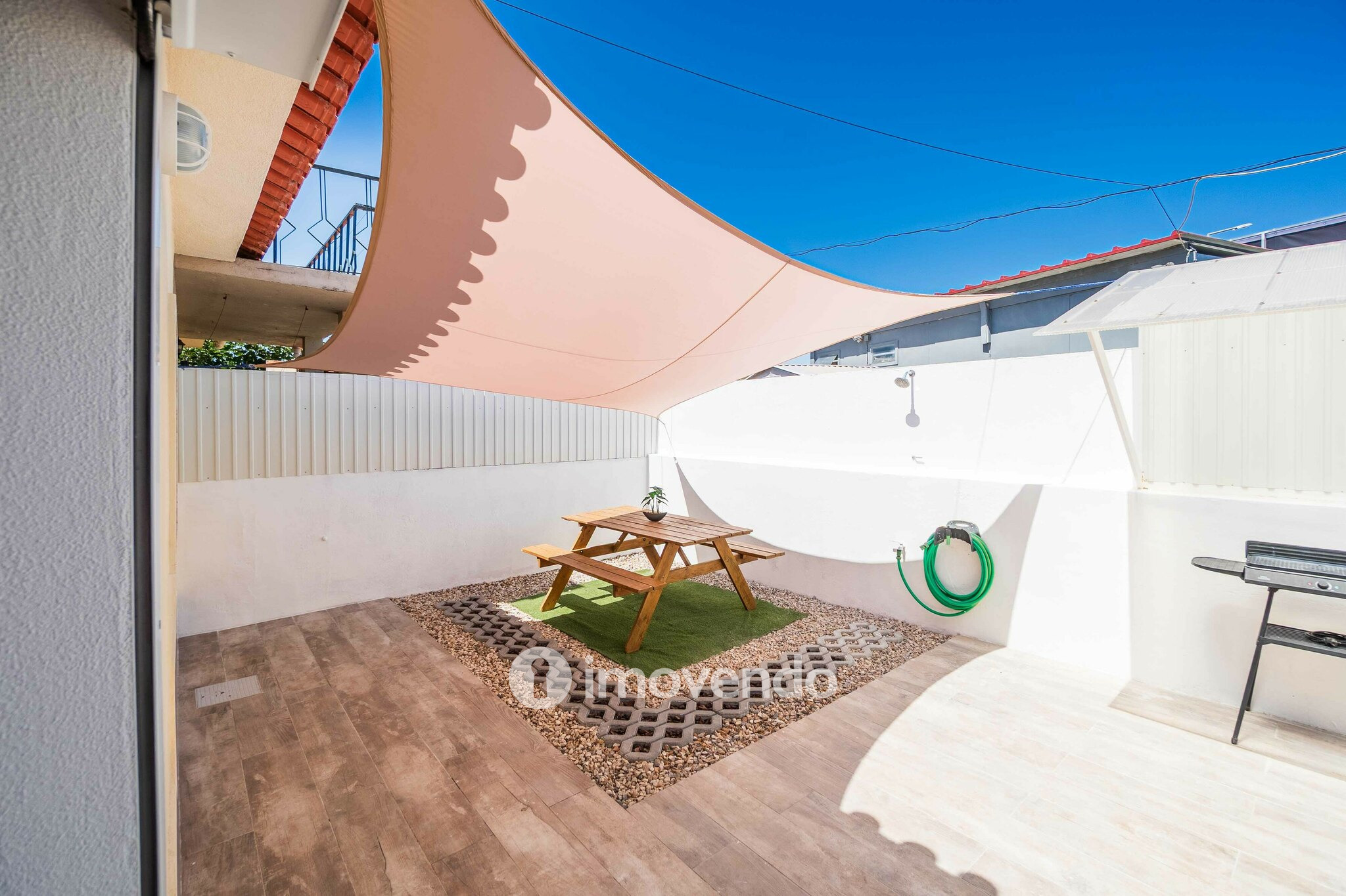 Moradia T2+1, totalmente remodelada, em São Domingos de Rana