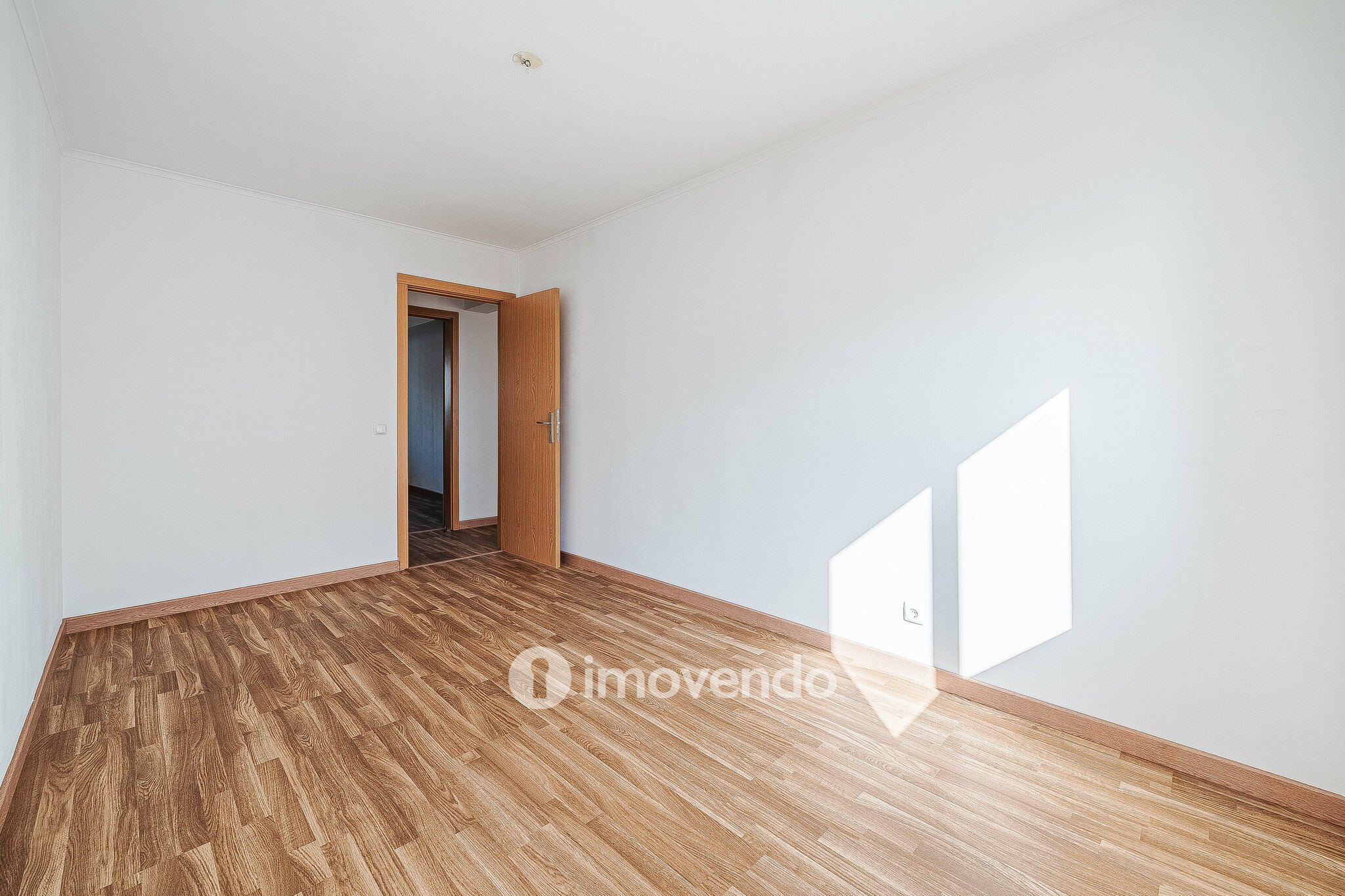 Apartamento T2 com cozinha equipada e estacionamento, na Ameixoeira