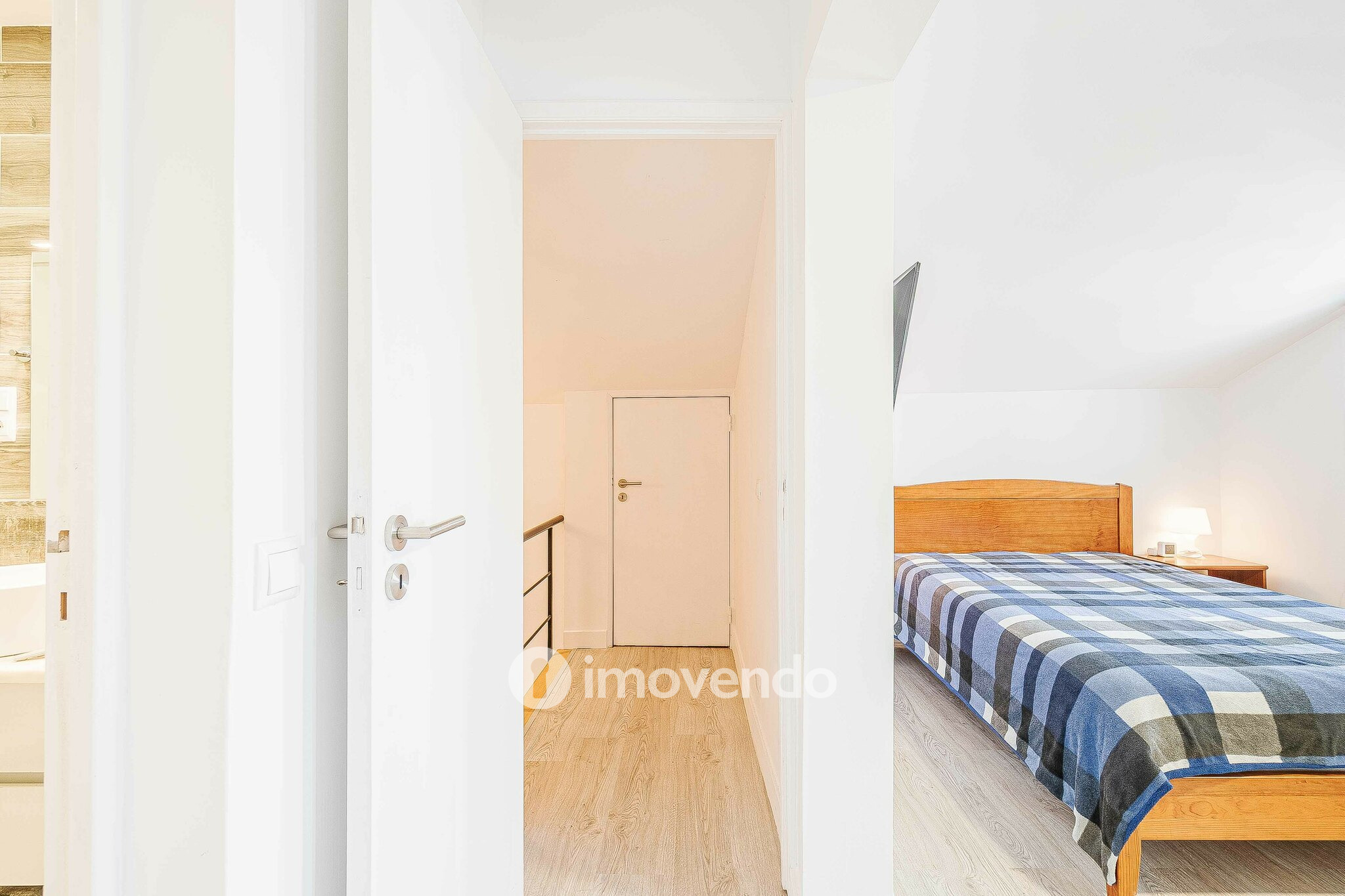 Moradia T2+1, totalmente remodelada, em São Domingos de Rana