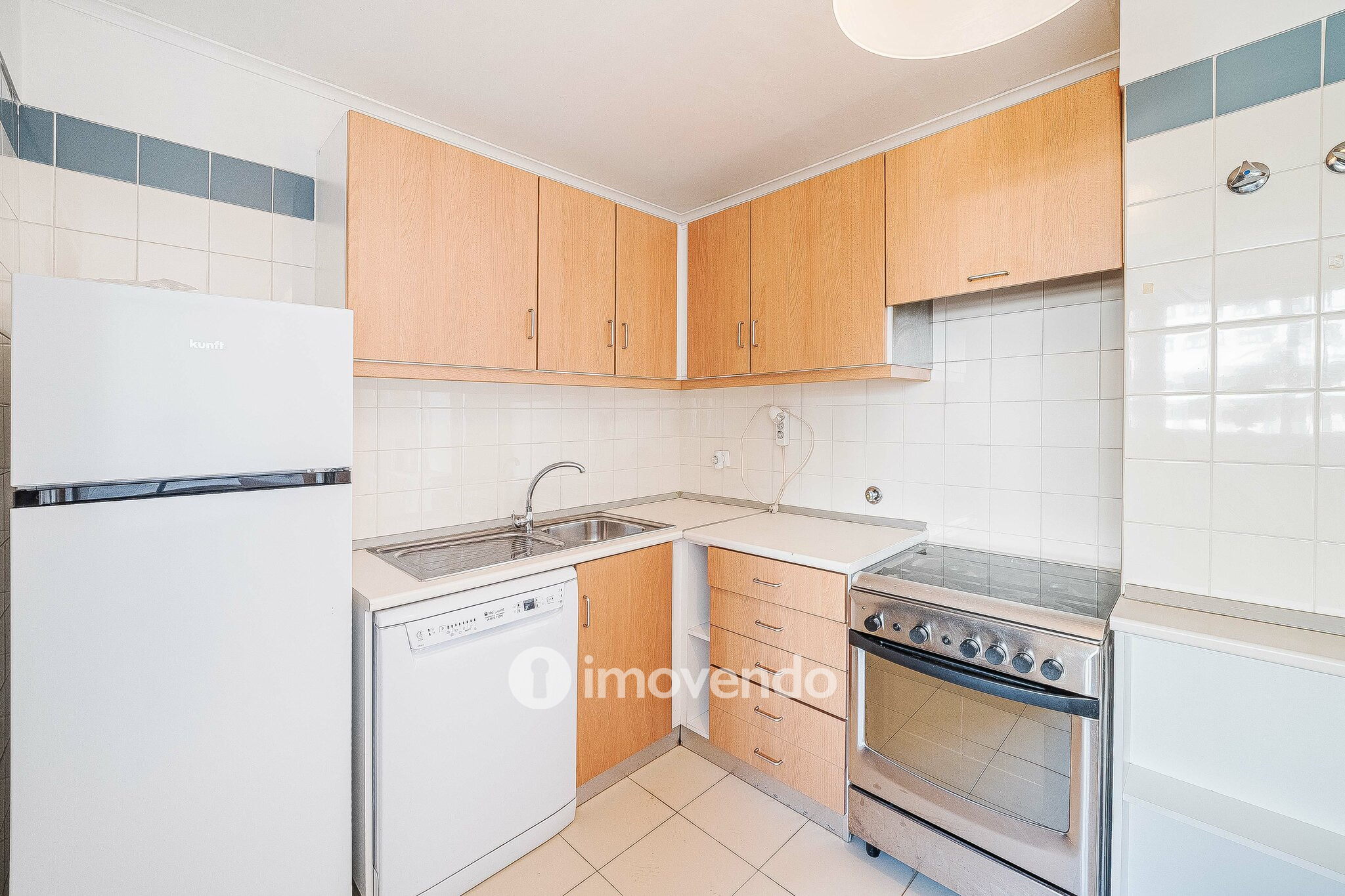 Apartamento T2 com cozinha equipada e estacionamento, na Ameixoeira