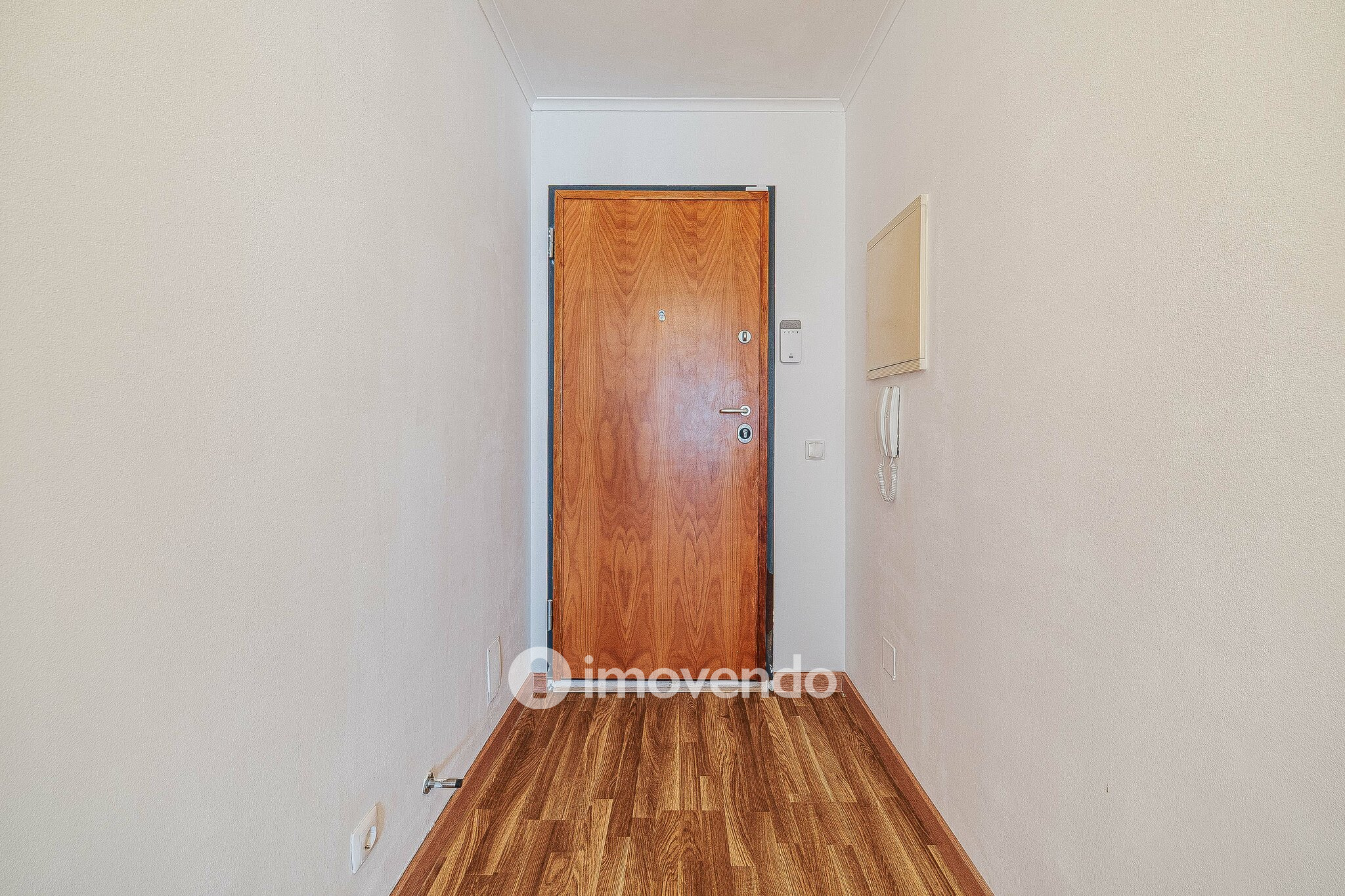 Apartamento T2 com cozinha equipada e estacionamento, na Ameixoeira