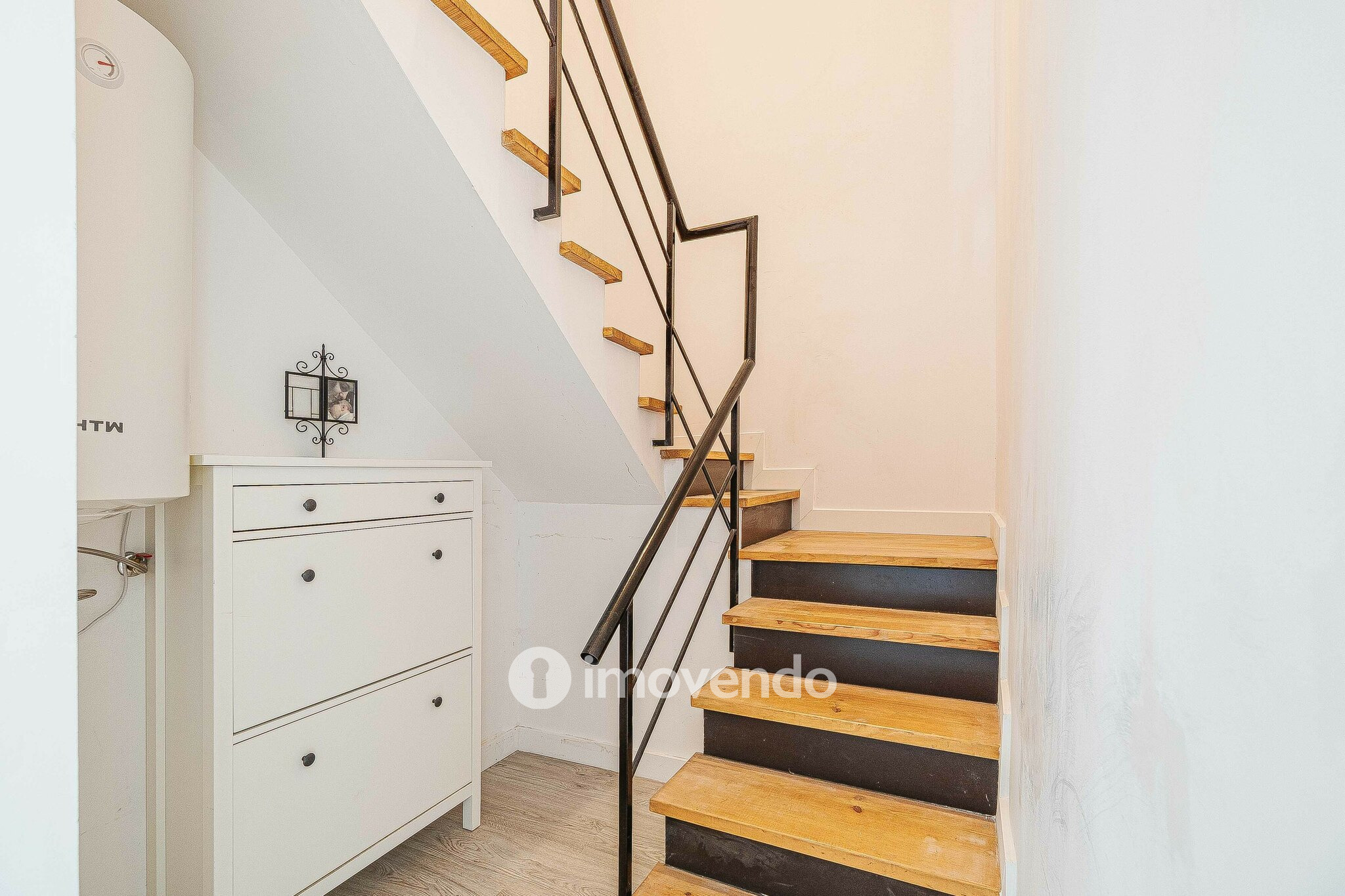 Moradia T2+1, totalmente remodelada, em São Domingos de Rana