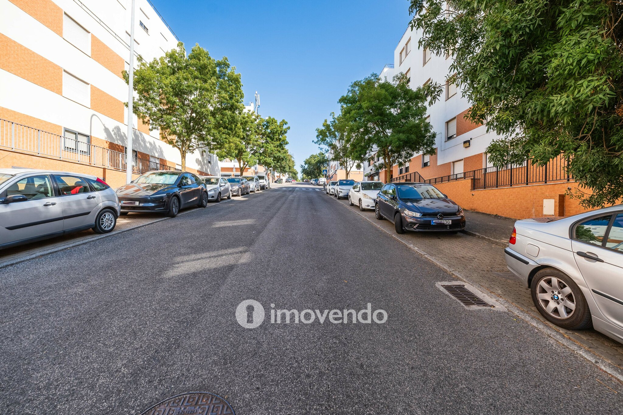 Apartamento T2 com cozinha equipada e estacionamento, na Ameixoeira