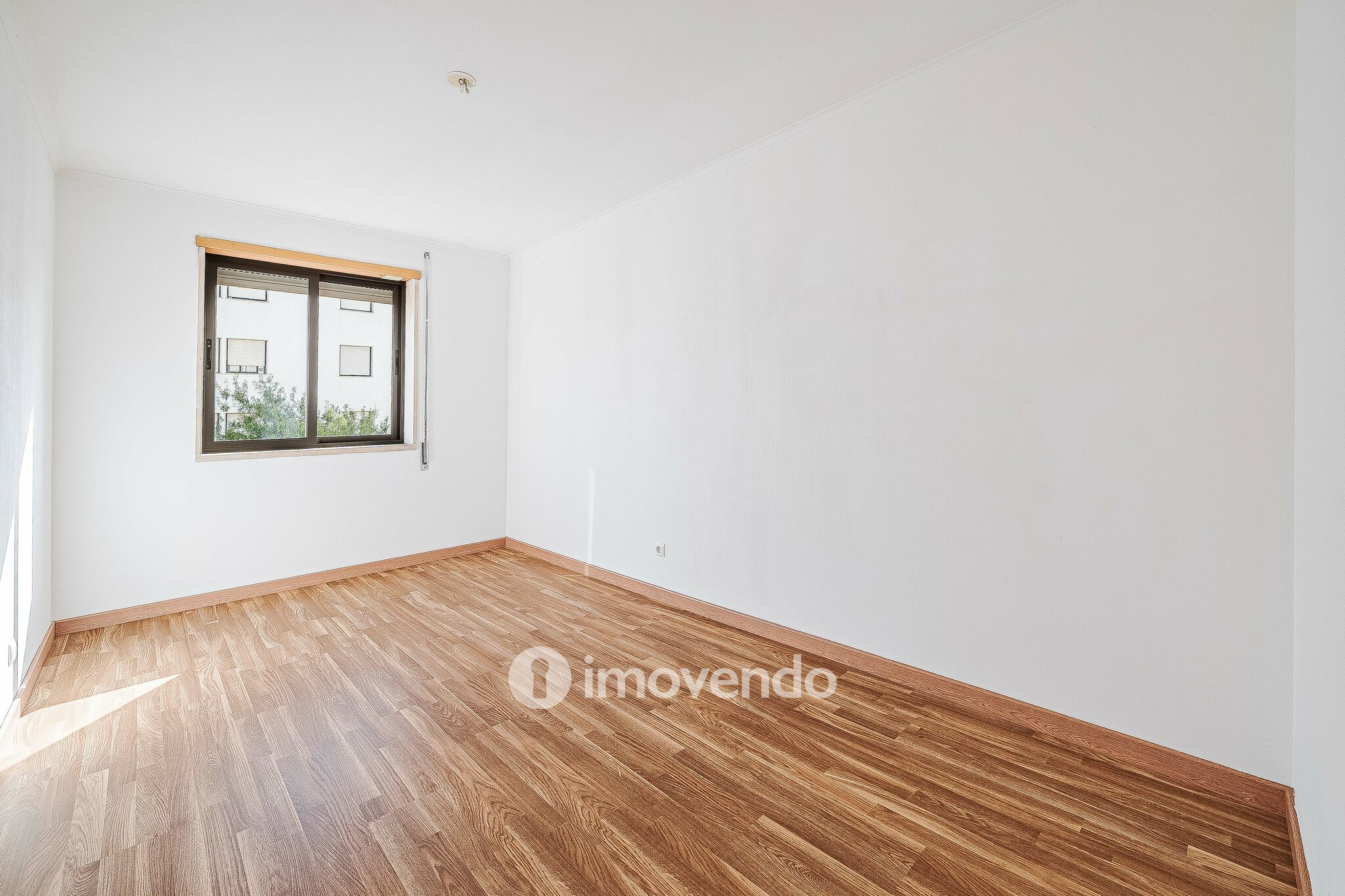 Apartamento T2 com cozinha equipada e estacionamento, na Ameixoeira