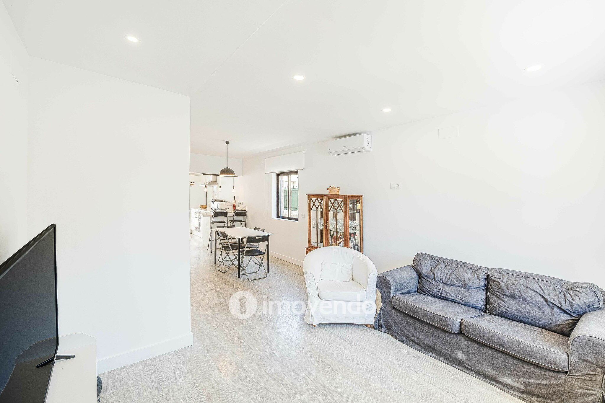 Moradia T2+1, totalmente remodelada, em São Domingos de Rana