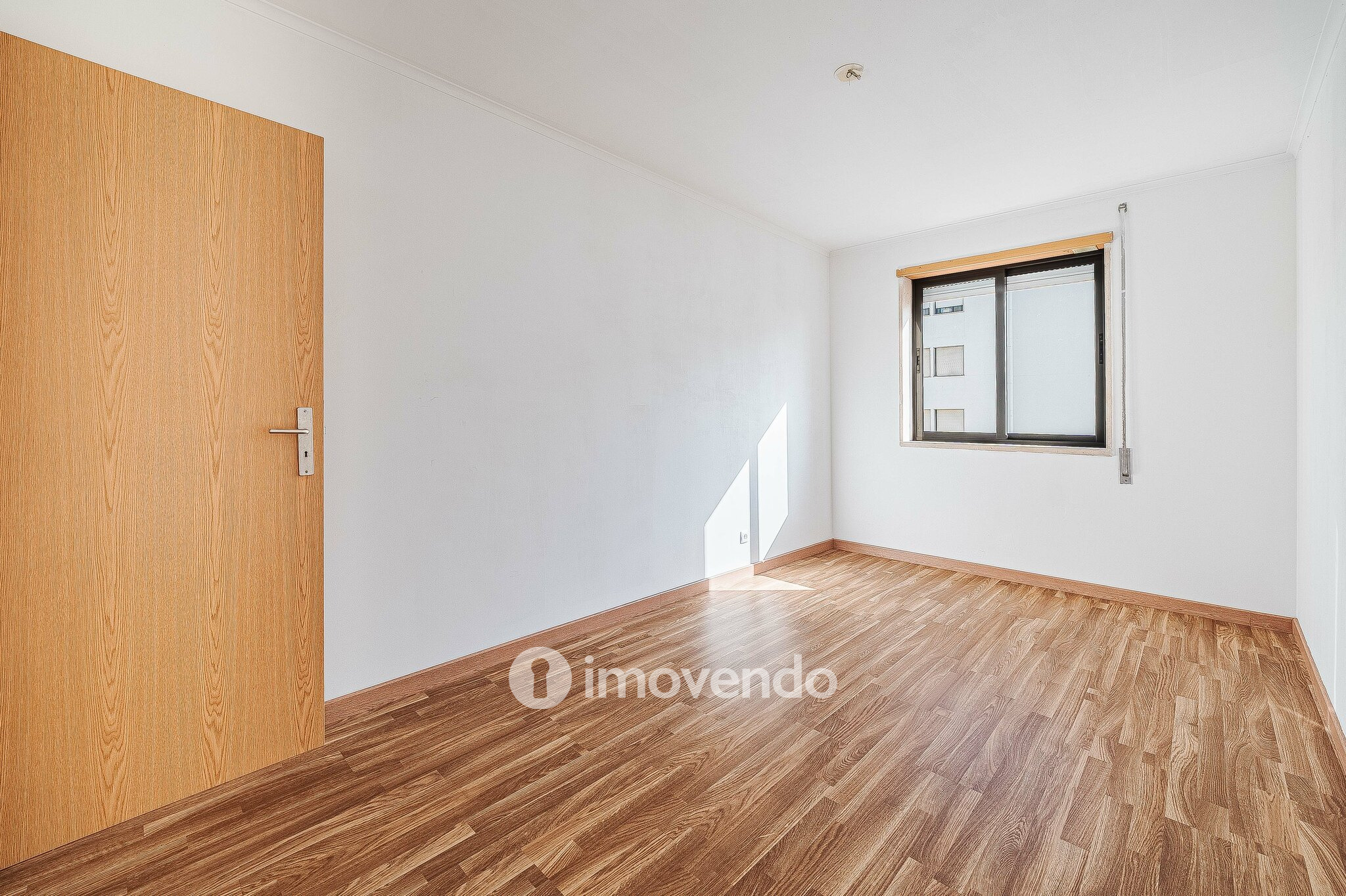 Apartamento T2 com cozinha equipada e estacionamento, na Ameixoeira