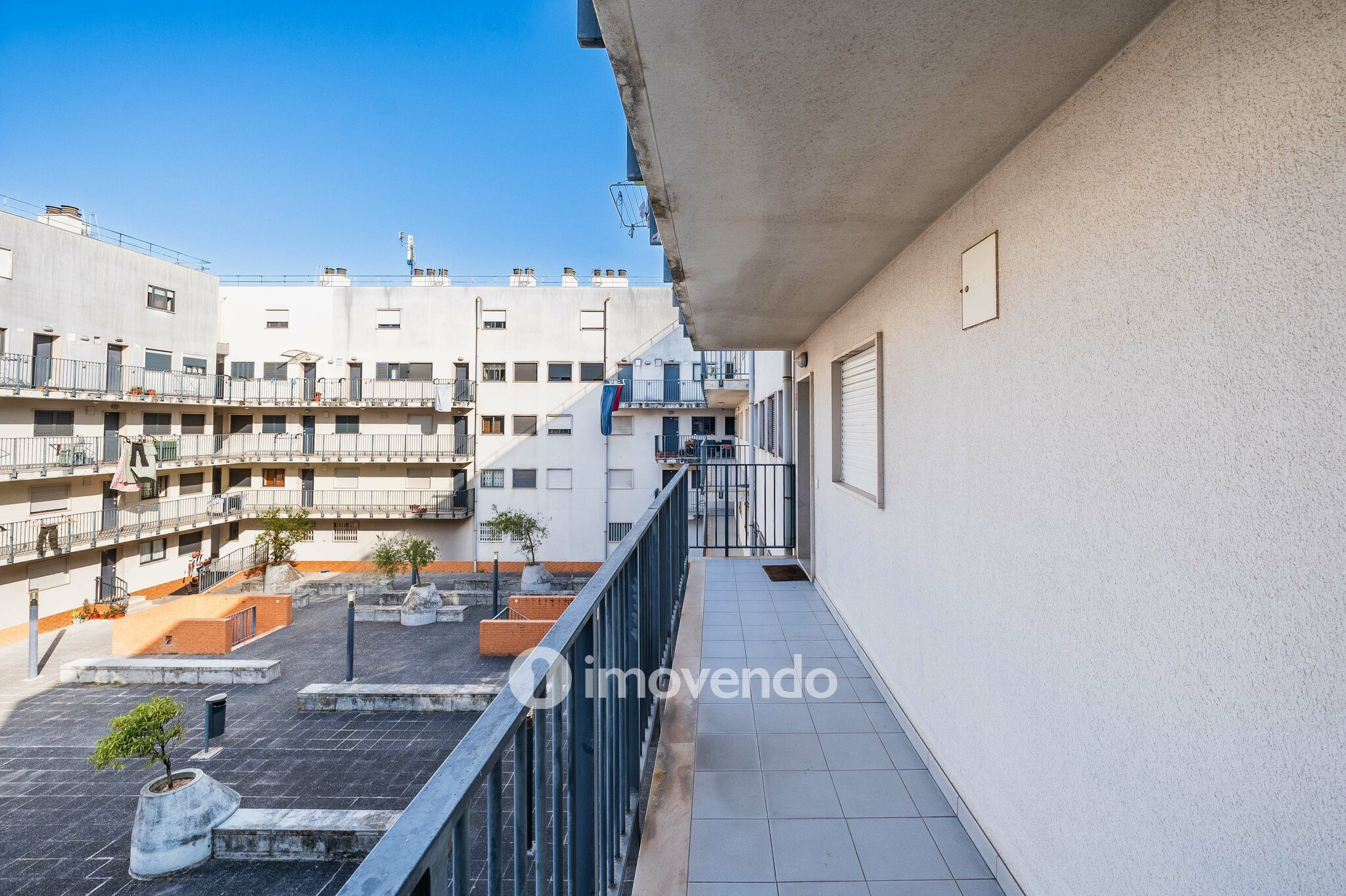 Apartamento T2 com cozinha equipada e estacionamento, na Ameixoeira