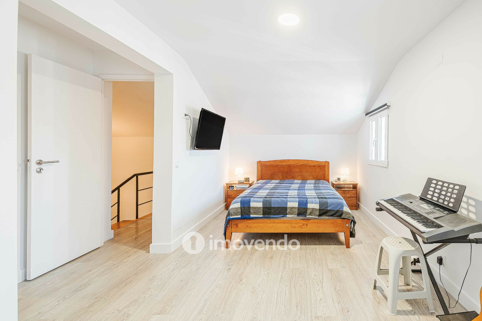 Moradia T2+1, totalmente remodelada, em São Domingos de Rana